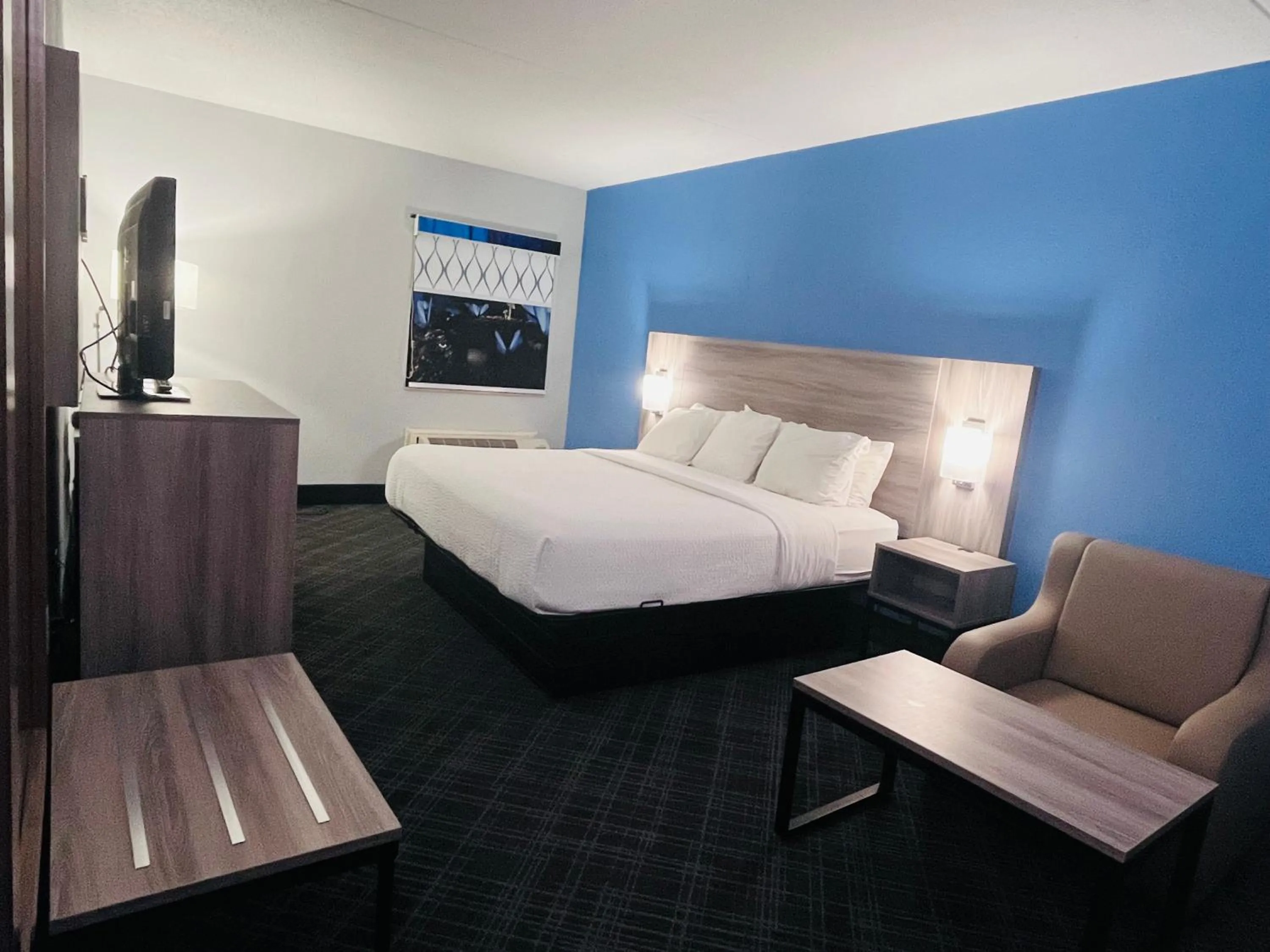 Communal lounge/ TV room, Bed in Baymont by Wyndham Indianapolis South