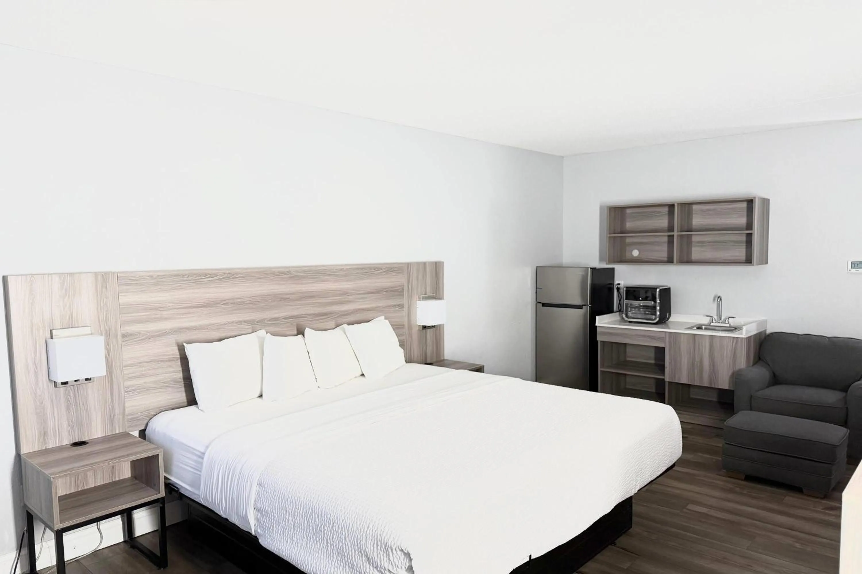 Photo of the whole room, Bed in Baymont by Wyndham Indianapolis South