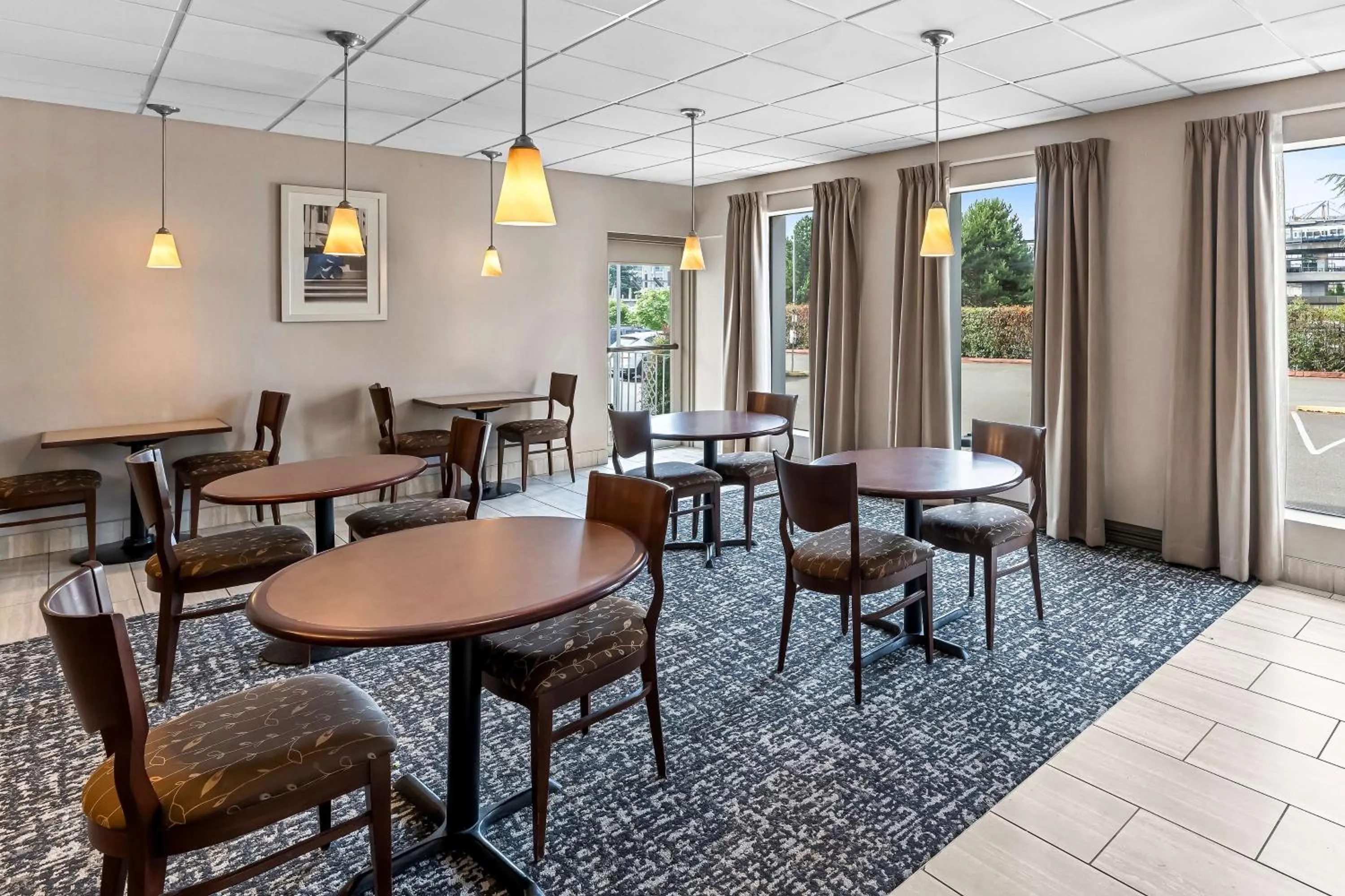 Restaurant/places to eat in SureStay Hotel by Best Western SeaTac Airport North