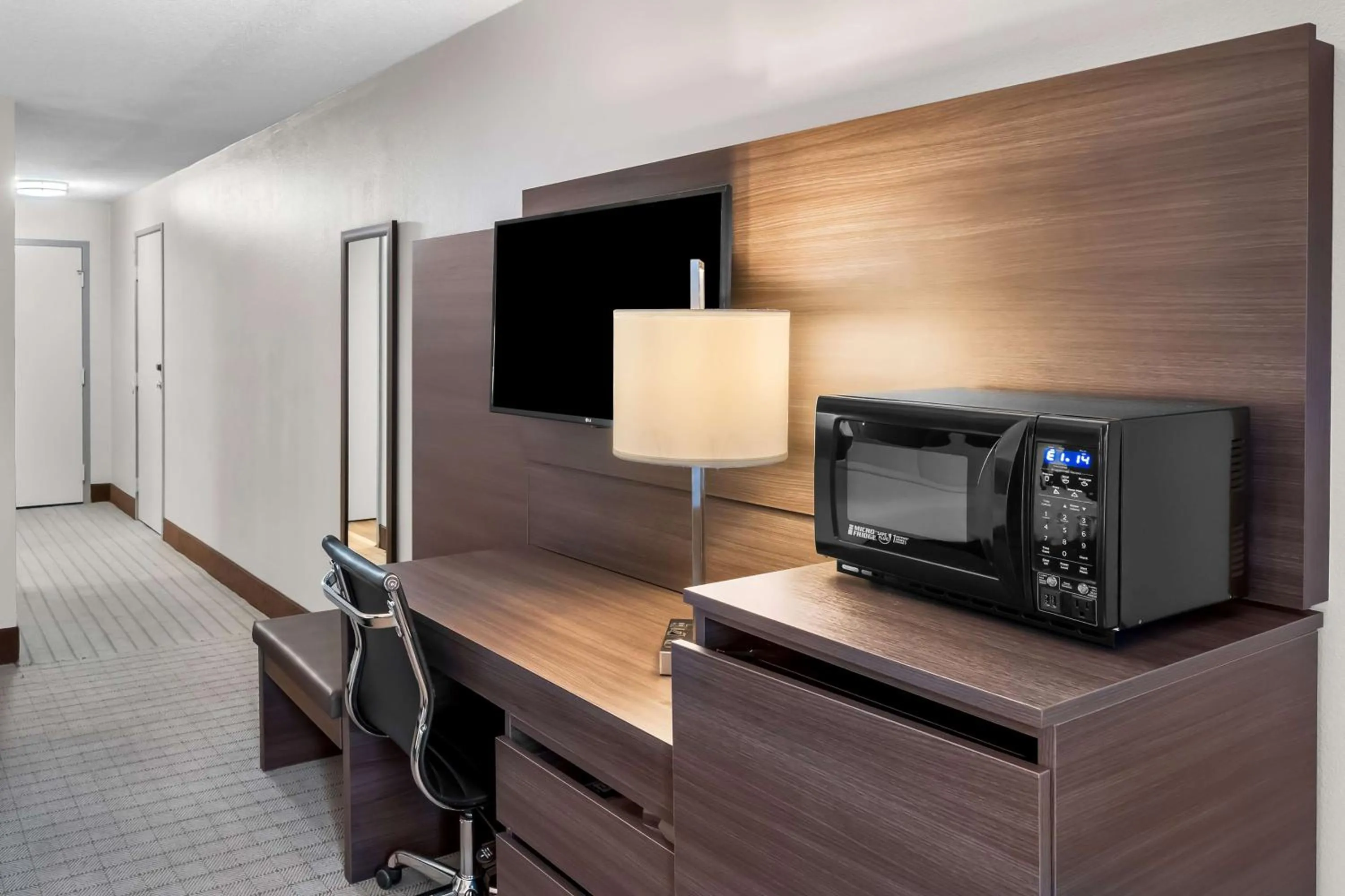 Bedroom in SureStay Hotel by Best Western SeaTac Airport North