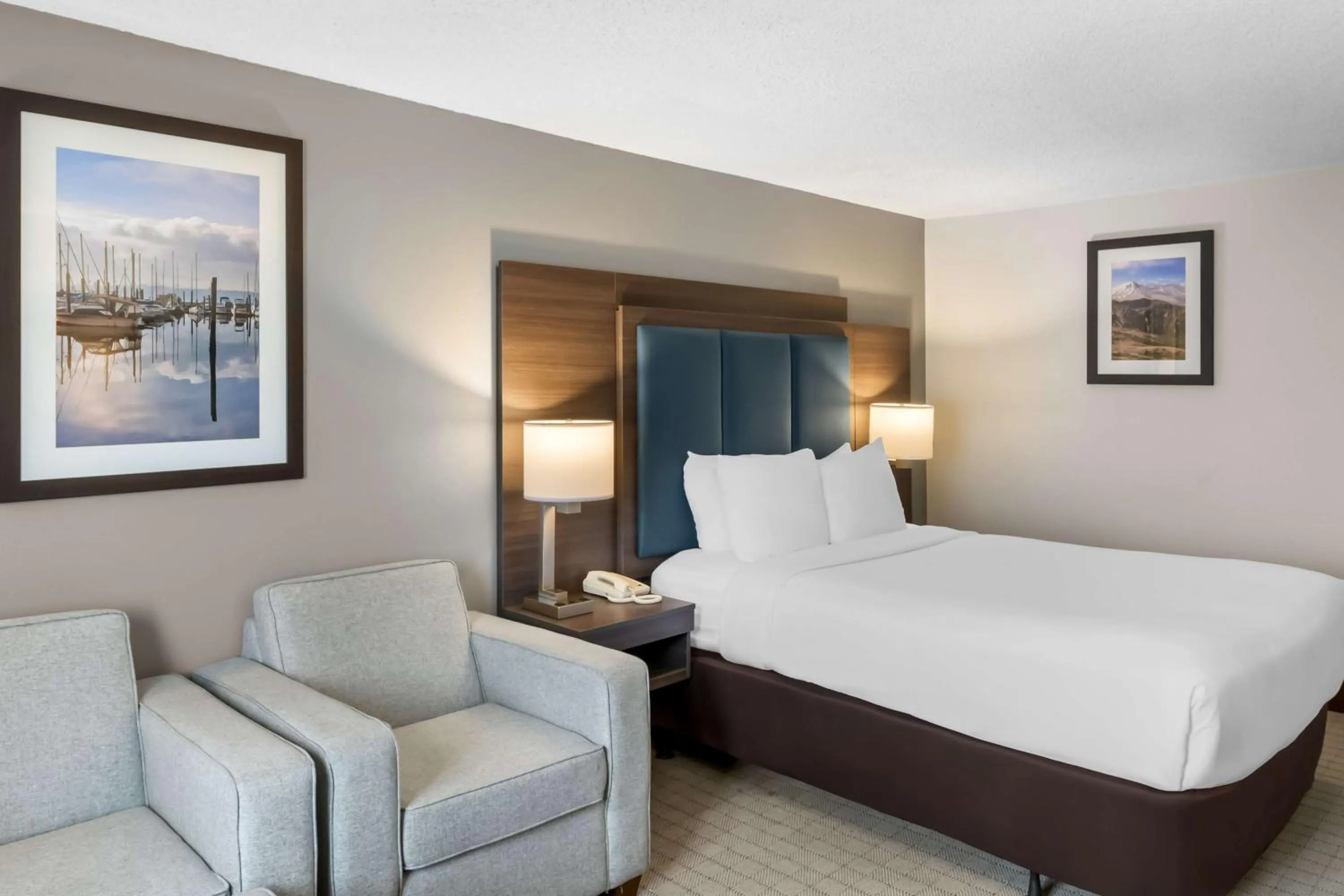 Bedroom, Bed in SureStay Hotel by Best Western SeaTac Airport North