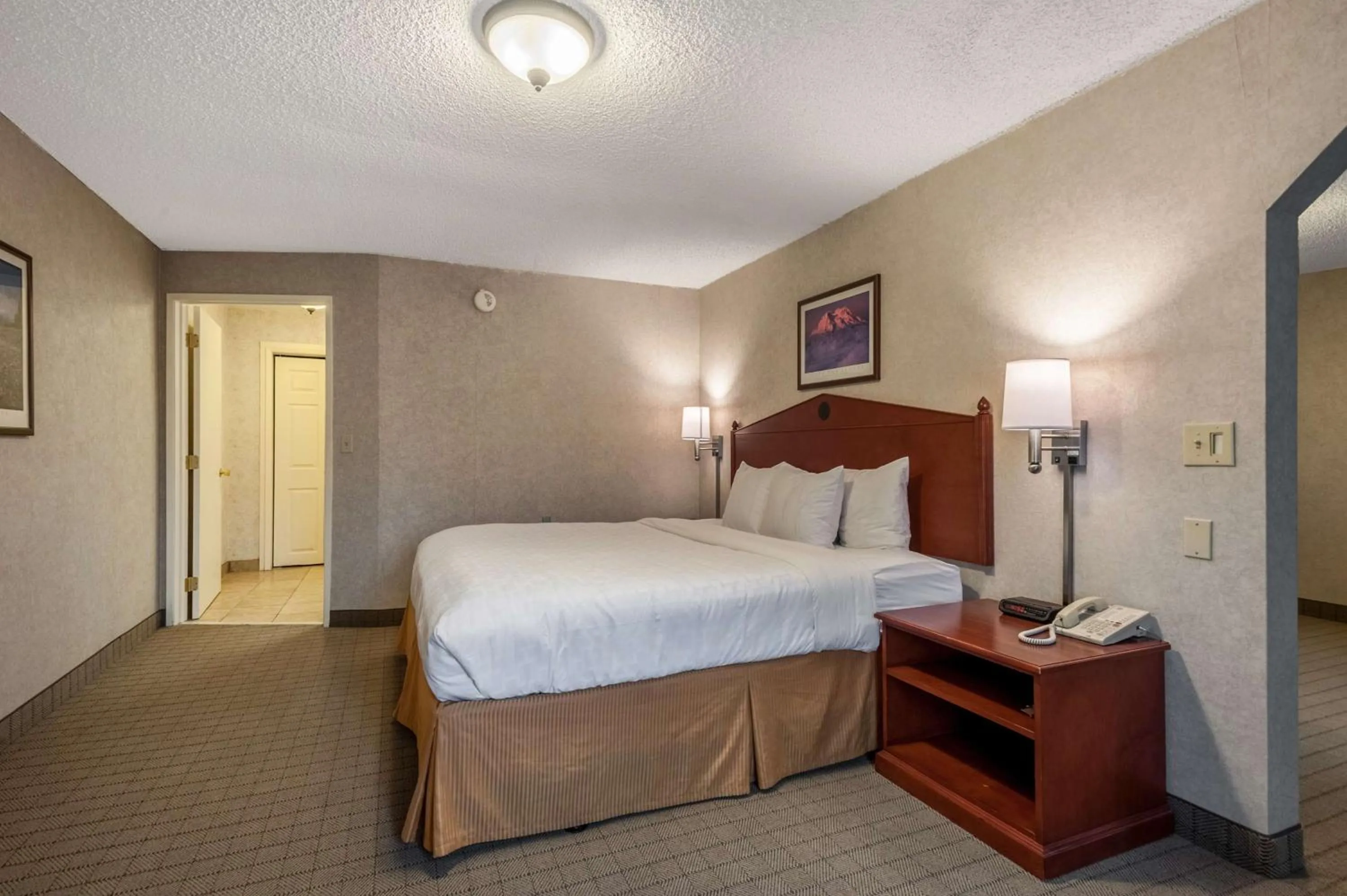 Photo of the whole room, Bed in SureStay Hotel by Best Western SeaTac Airport North