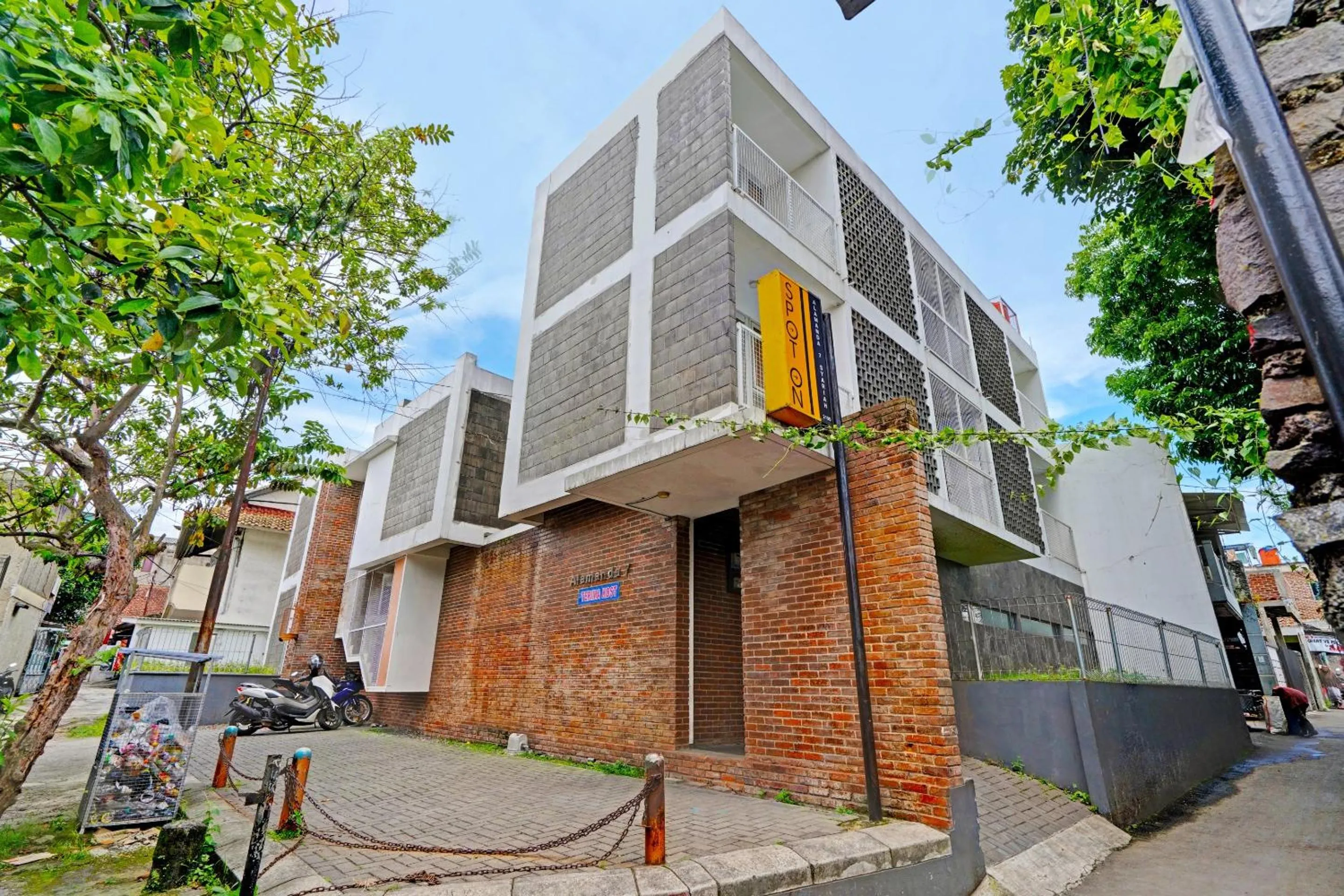 Facade/entrance in Hotel O Alamanda 7 Syariah