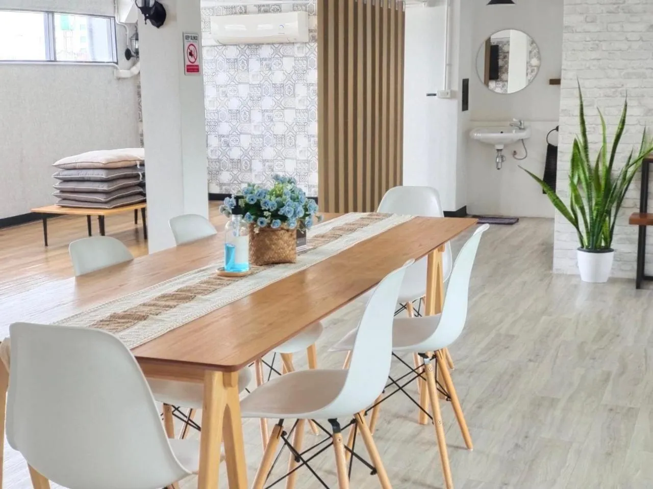 Communal lounge/ TV room in Hope Hostel Hatyai