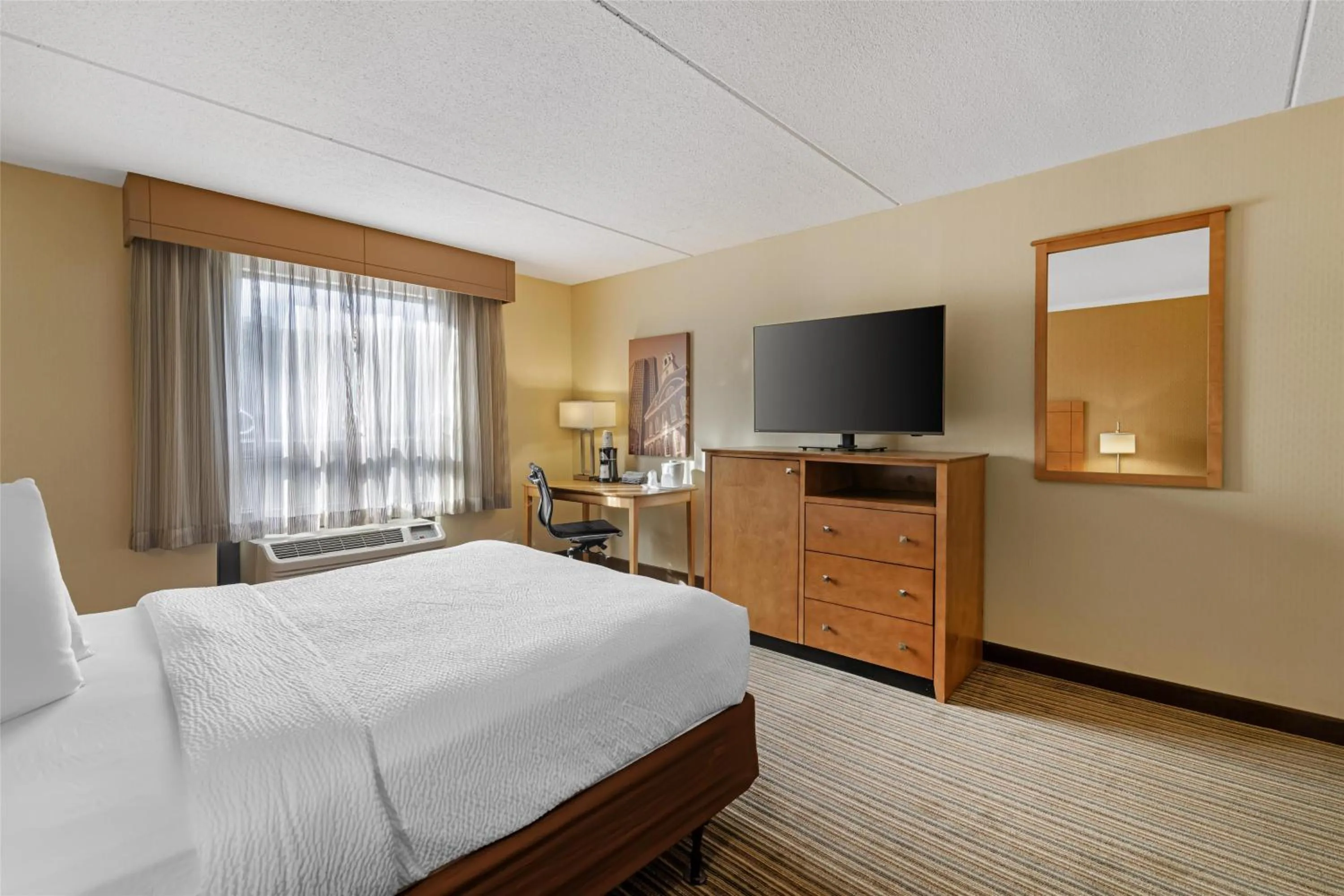 Bedroom, Bed in Best Western Royal Plaza Hotel and Trade Center