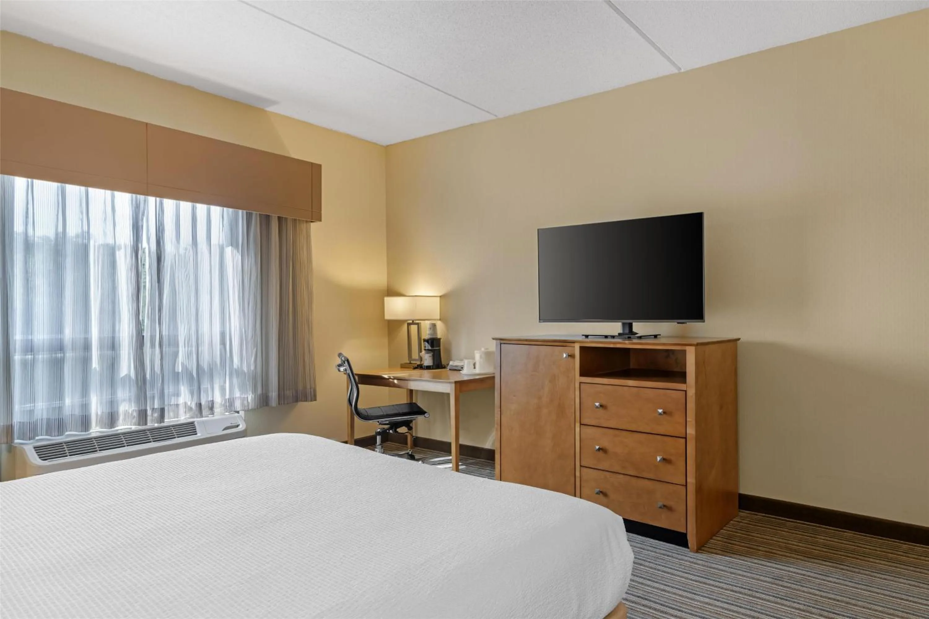 Bedroom, Bed in Best Western Royal Plaza Hotel and Trade Center