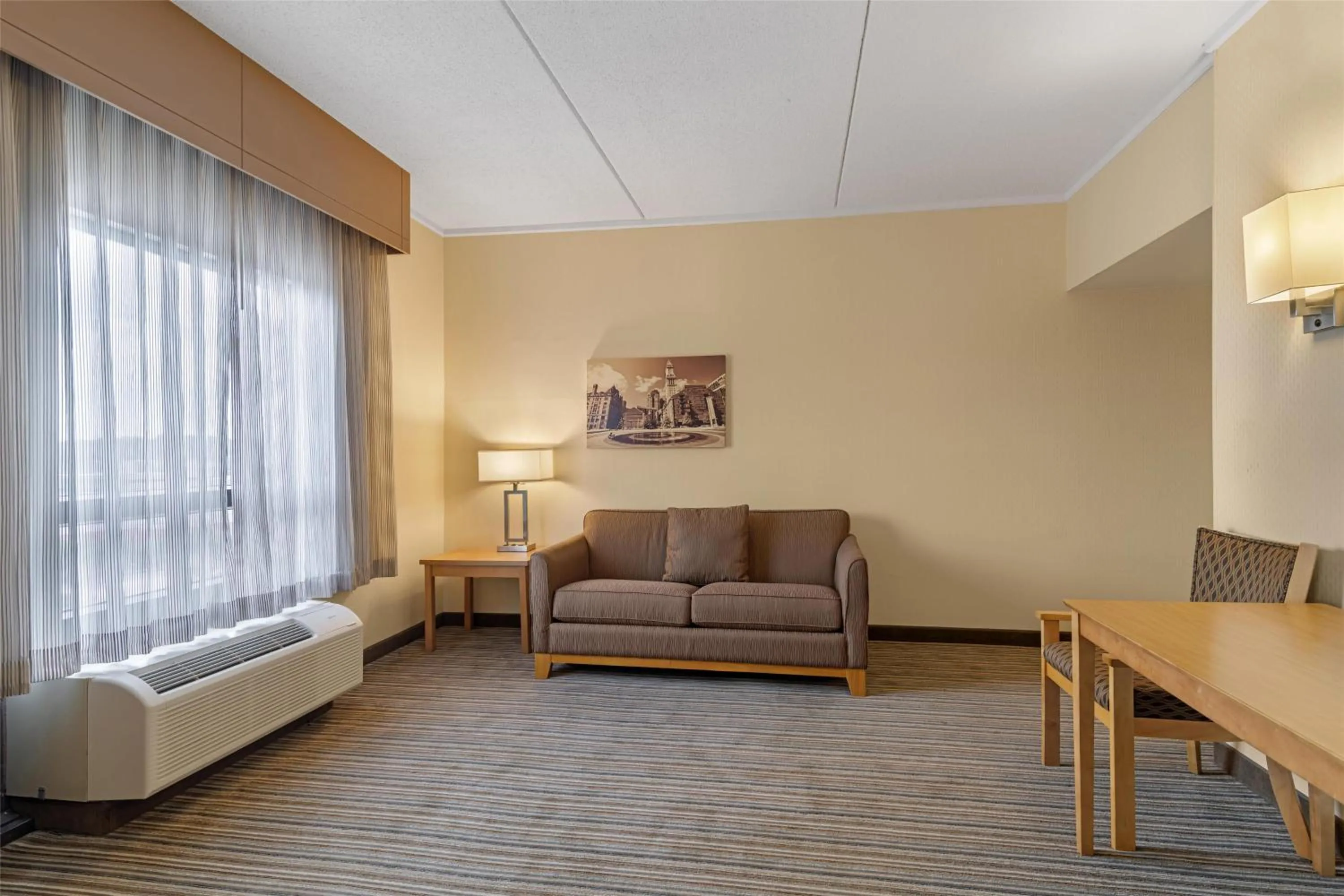 Bedroom in Best Western Royal Plaza Hotel and Trade Center