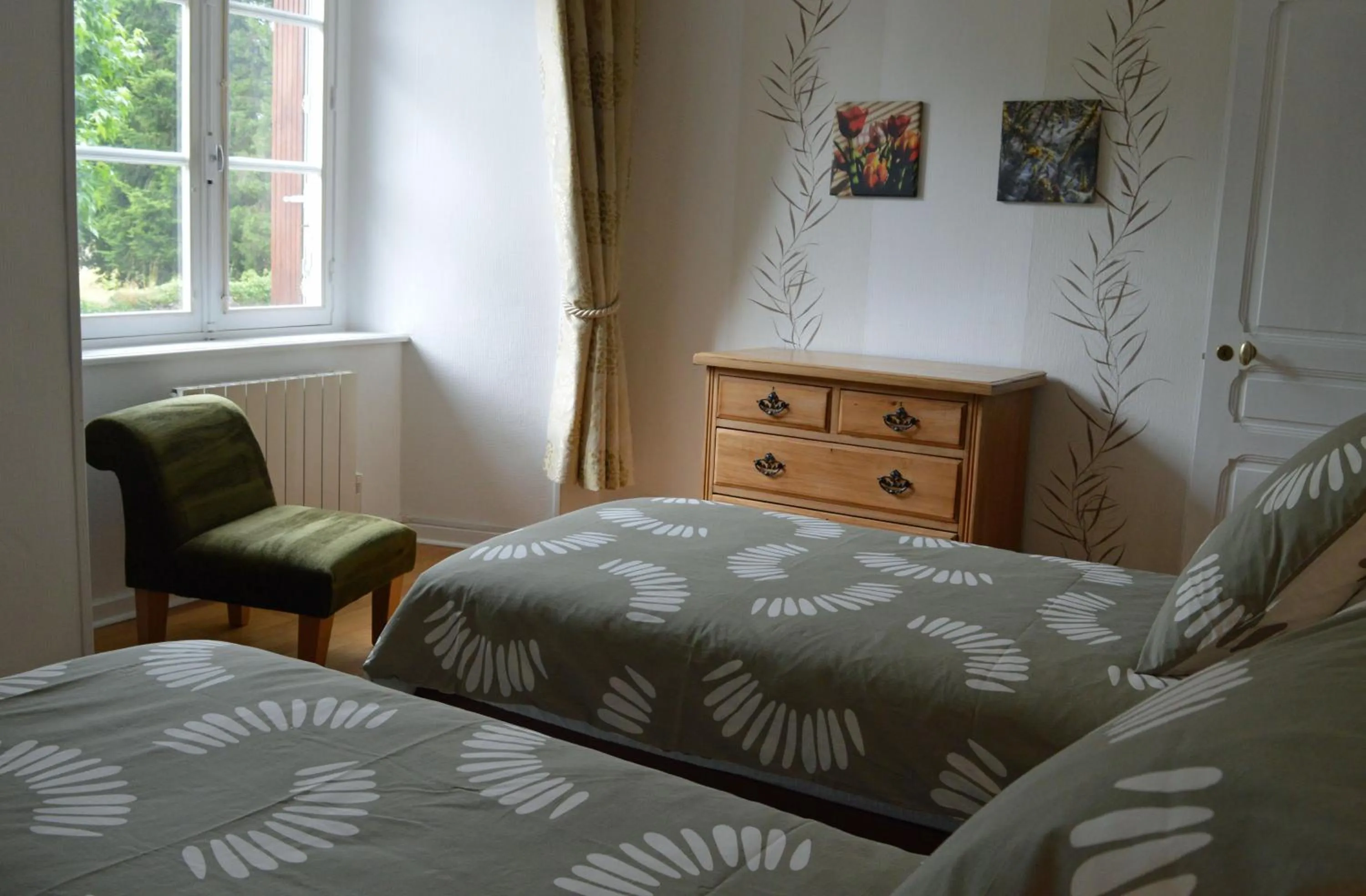 Bedroom, Bed in Champ De Foire