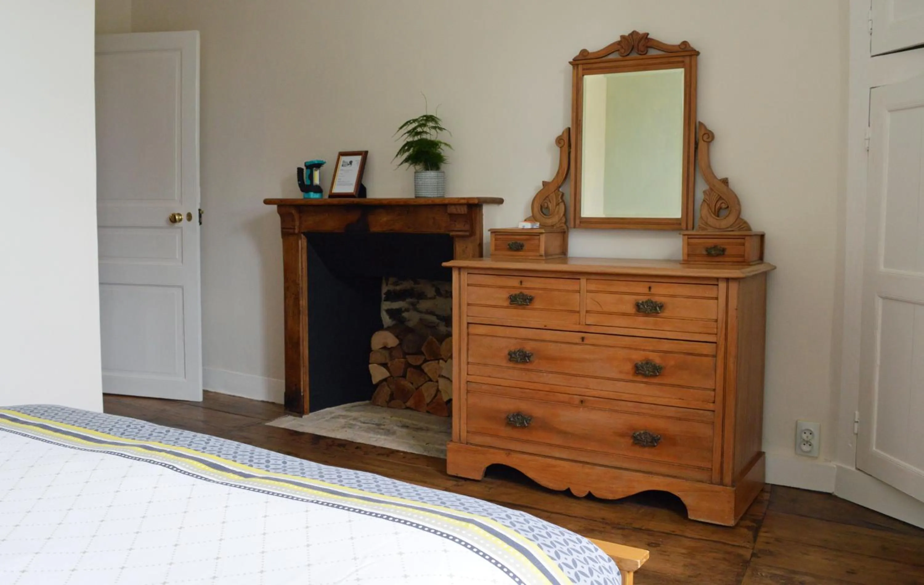 Bedroom, Bed in Champ De Foire