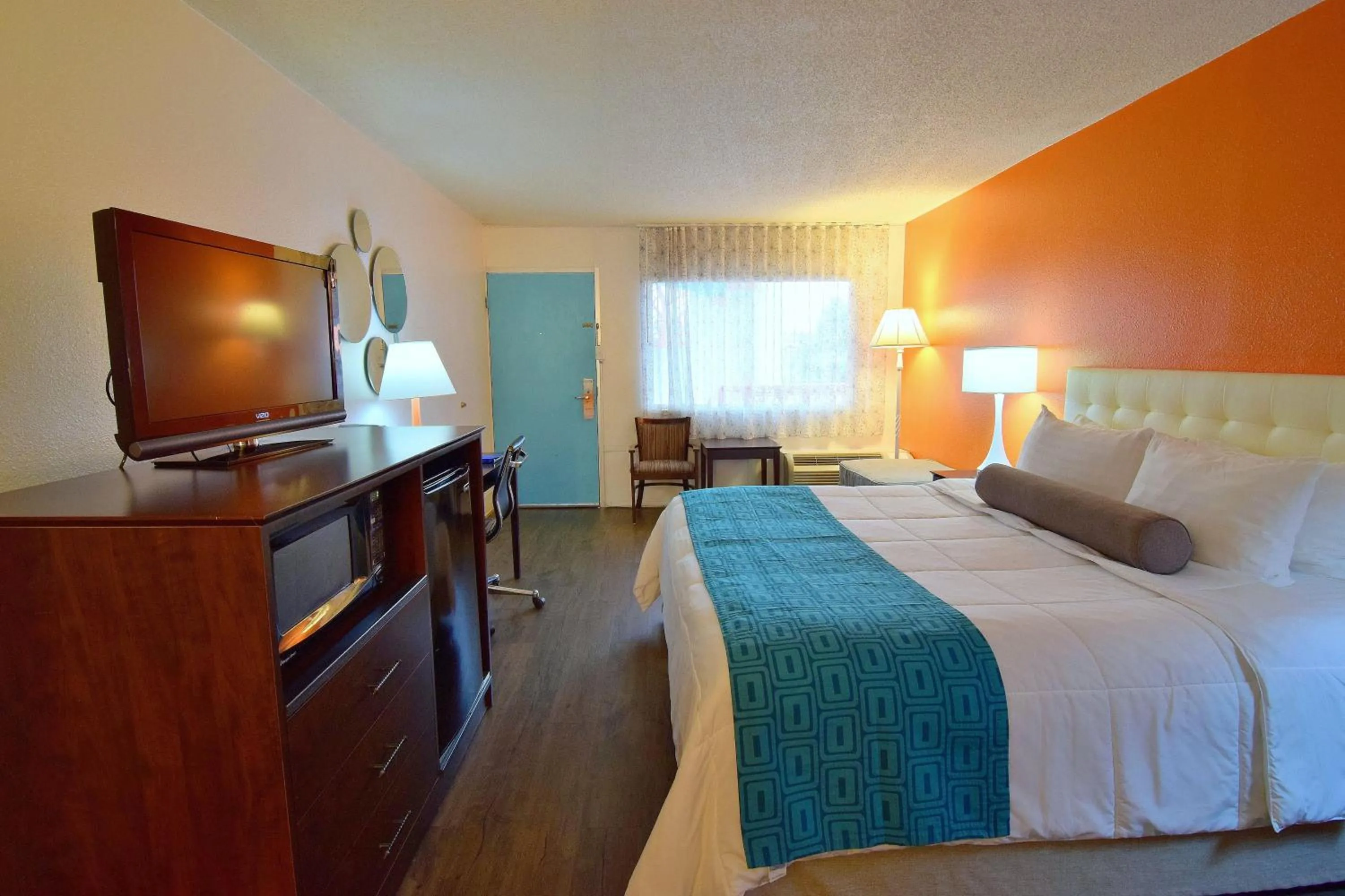 Photo of the whole room, Bed in Howard Johnson by Wyndham Ocala FL I-75