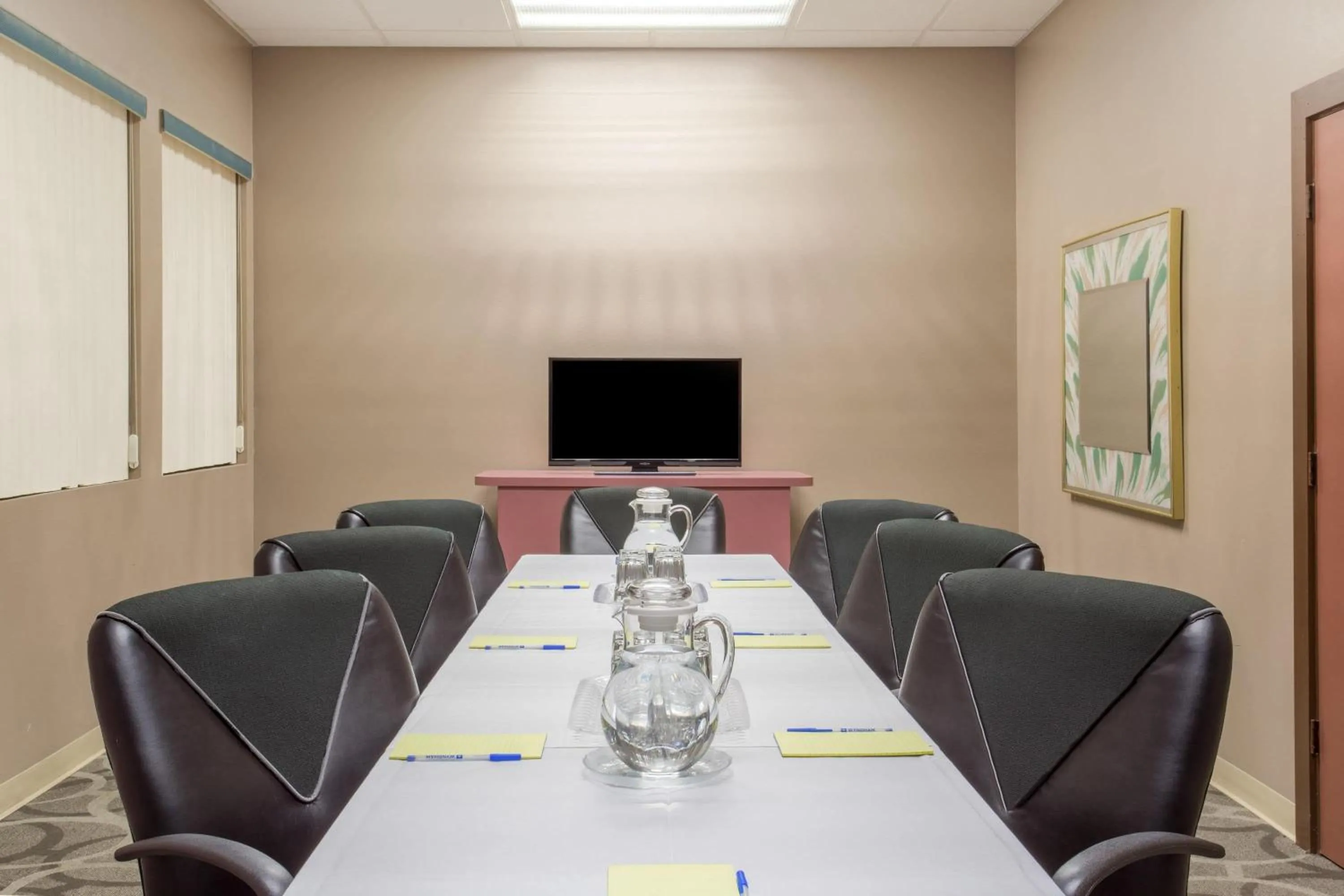 Meeting/conference room in Howard Johnson by Wyndham Ocala FL I-75