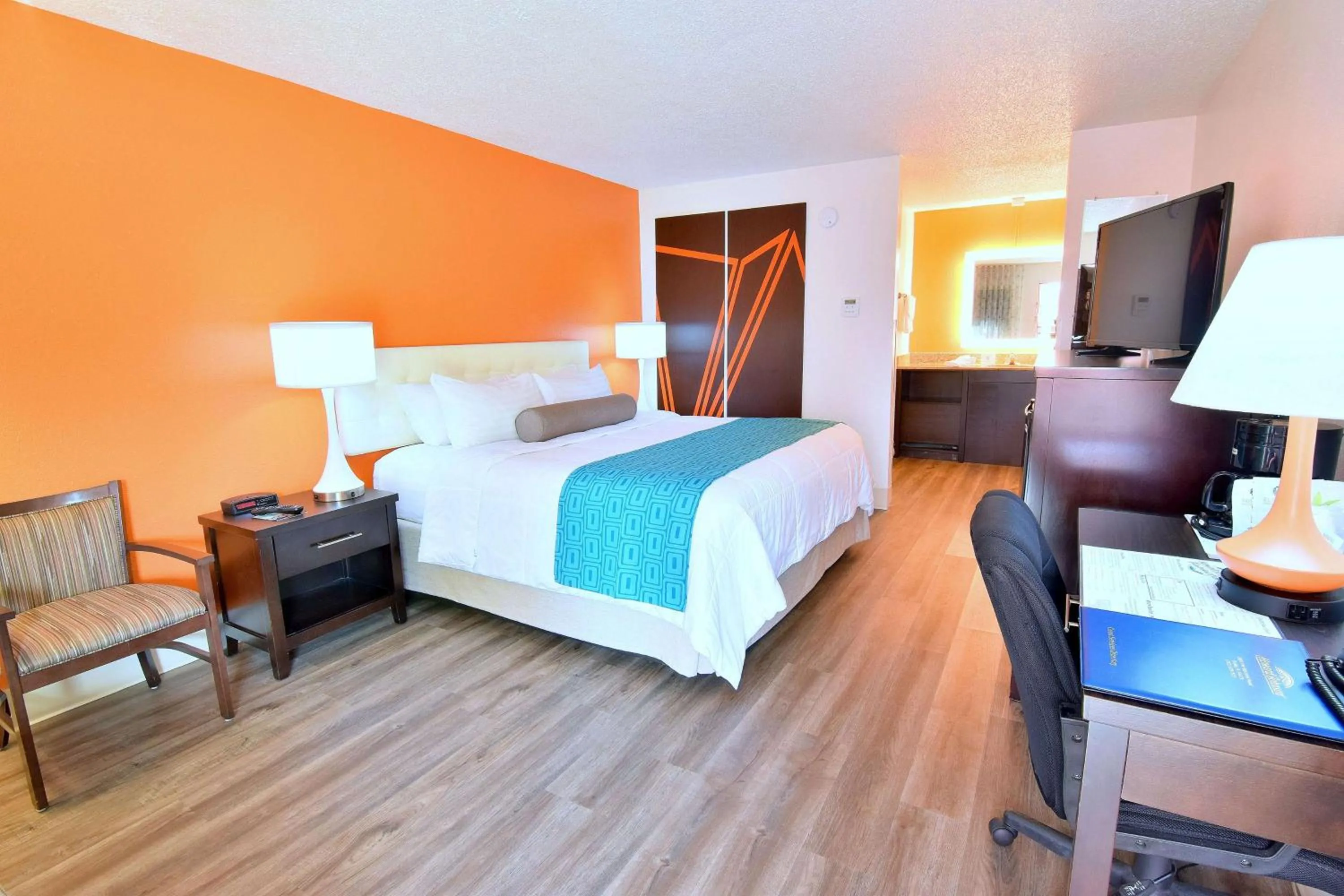 Photo of the whole room, Bed in Howard Johnson by Wyndham Ocala FL I-75
