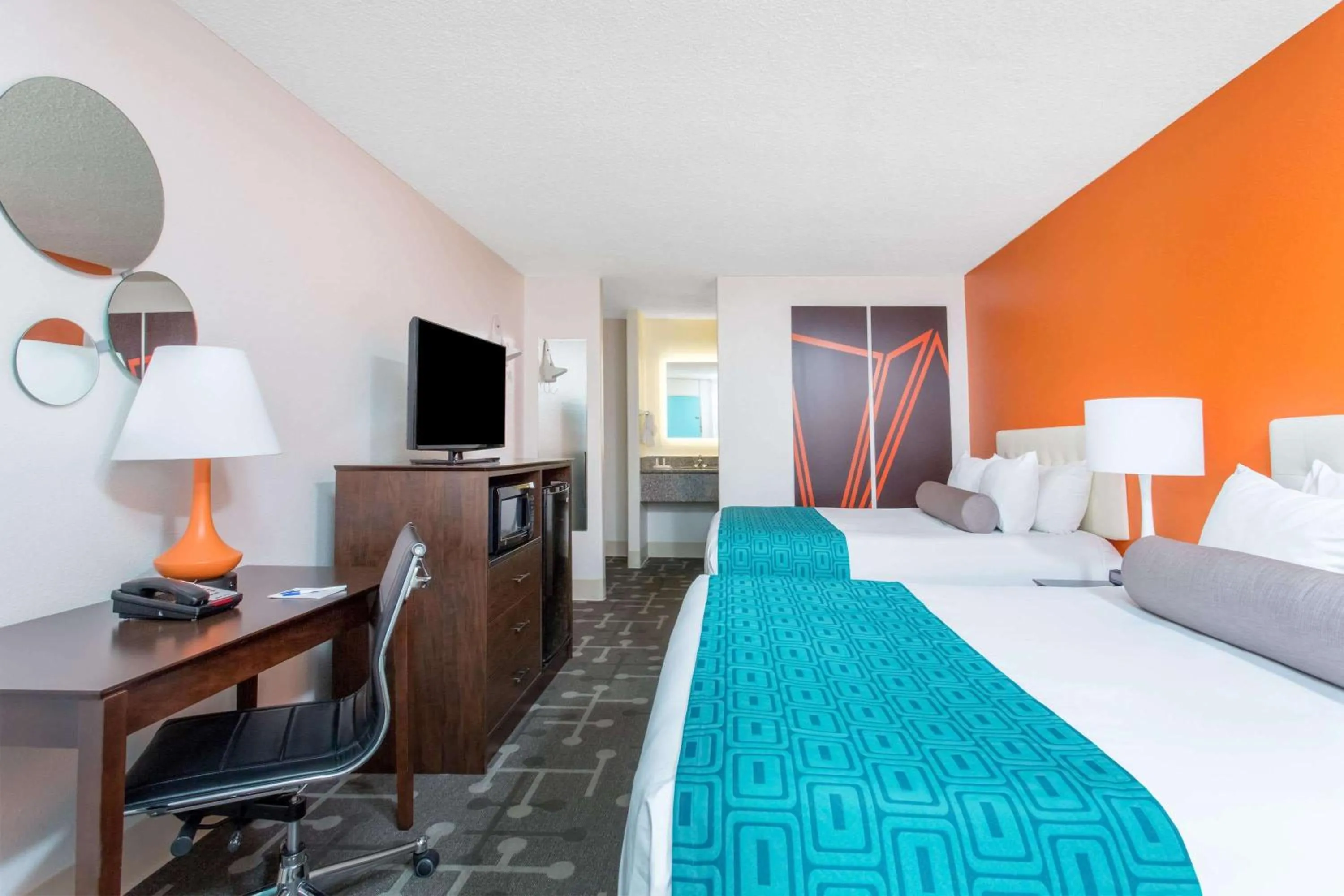 Photo of the whole room, Bed in Howard Johnson by Wyndham Ocala FL I-75