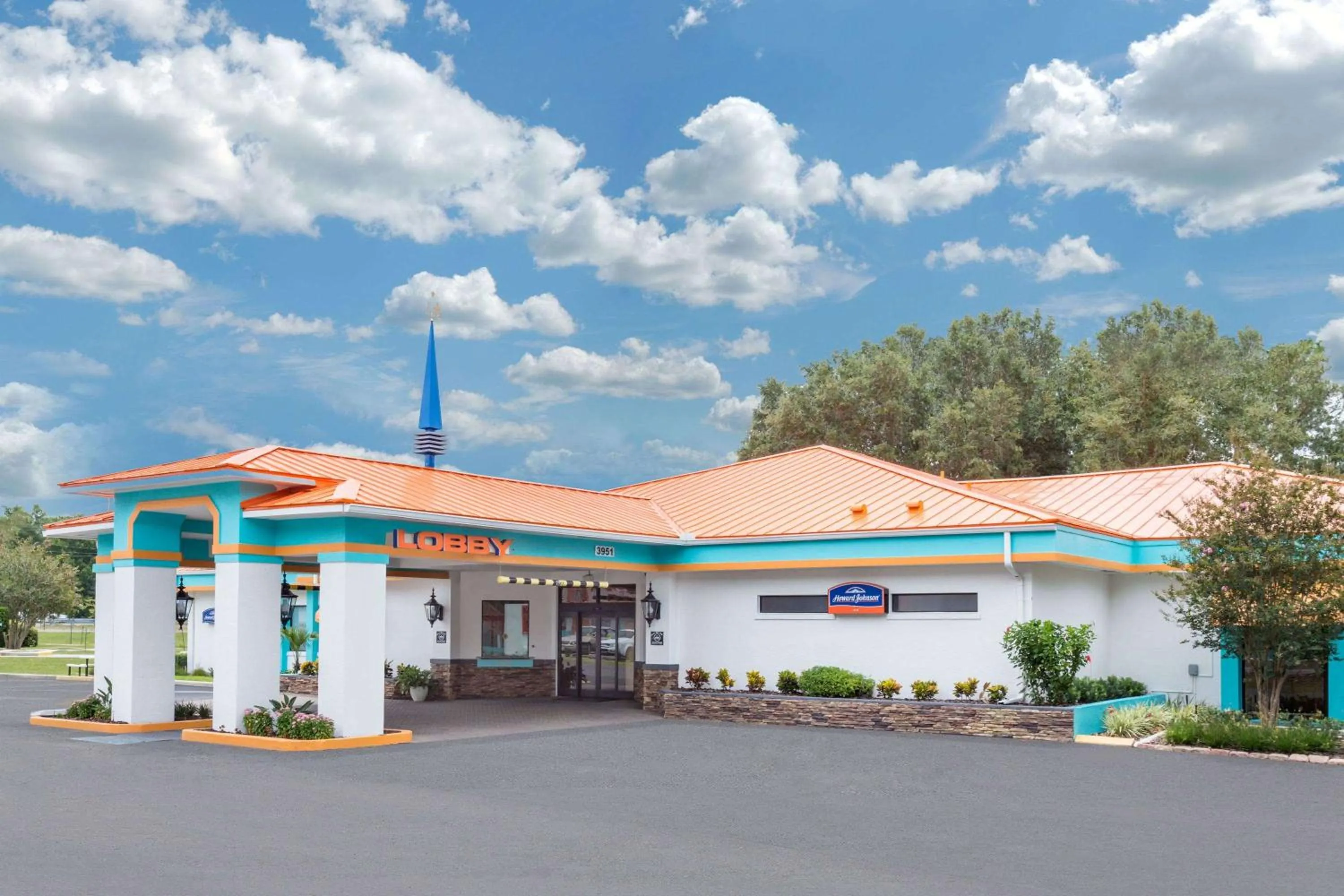 Property building in Howard Johnson by Wyndham Ocala FL I-75