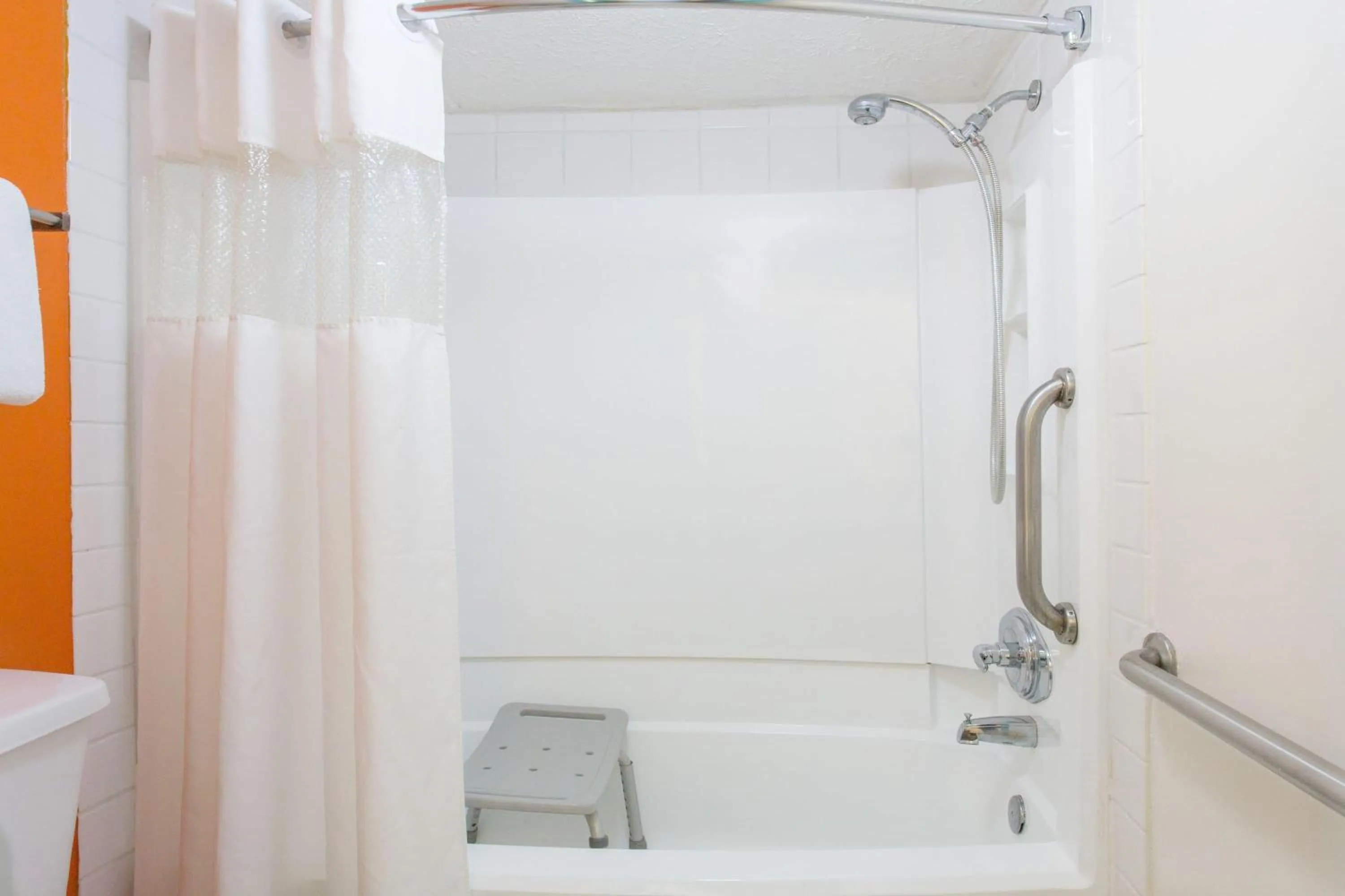 Bathroom in Howard Johnson by Wyndham Ocala FL I-75