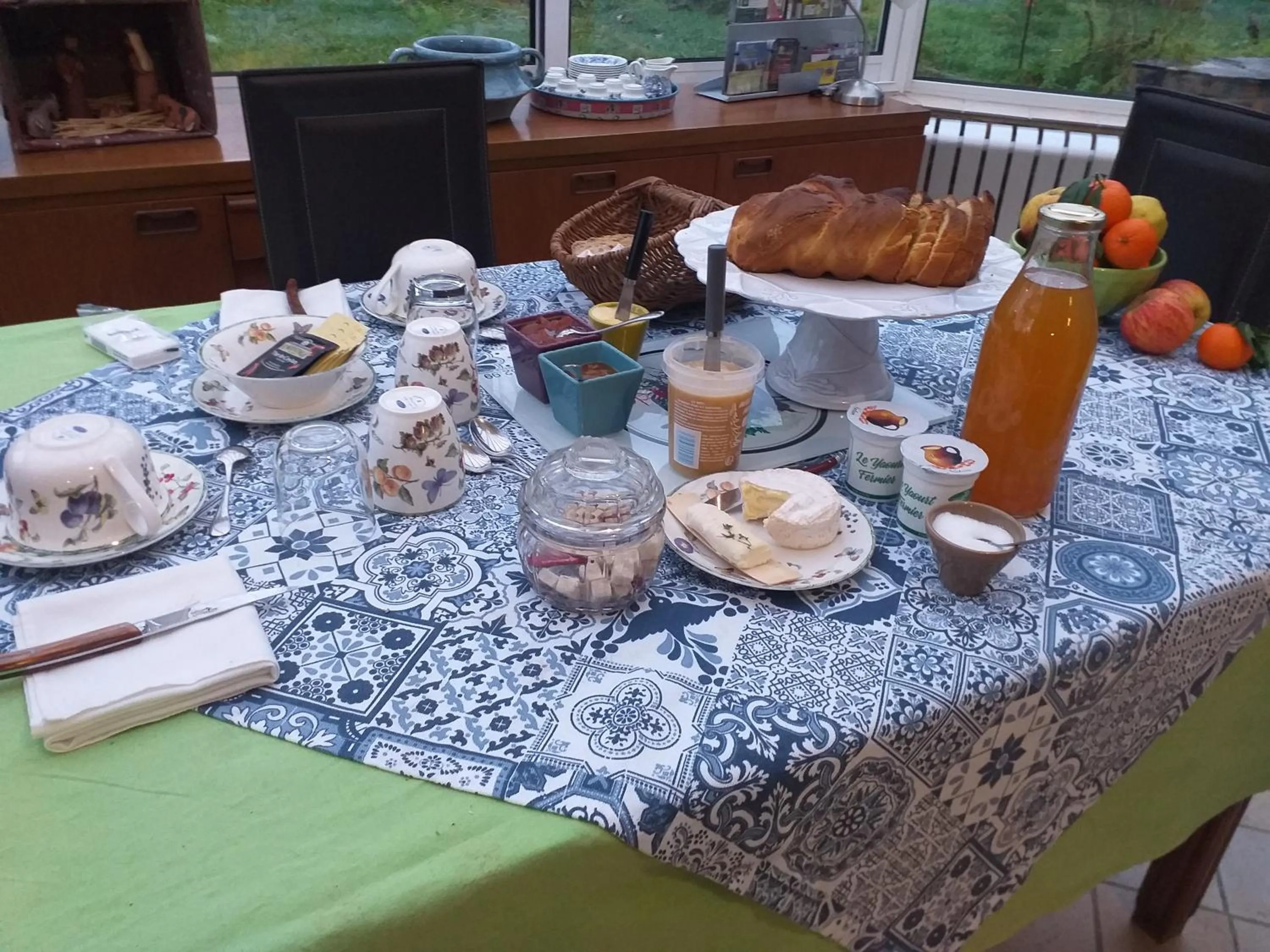 Continental breakfast in Ma maison bleue
