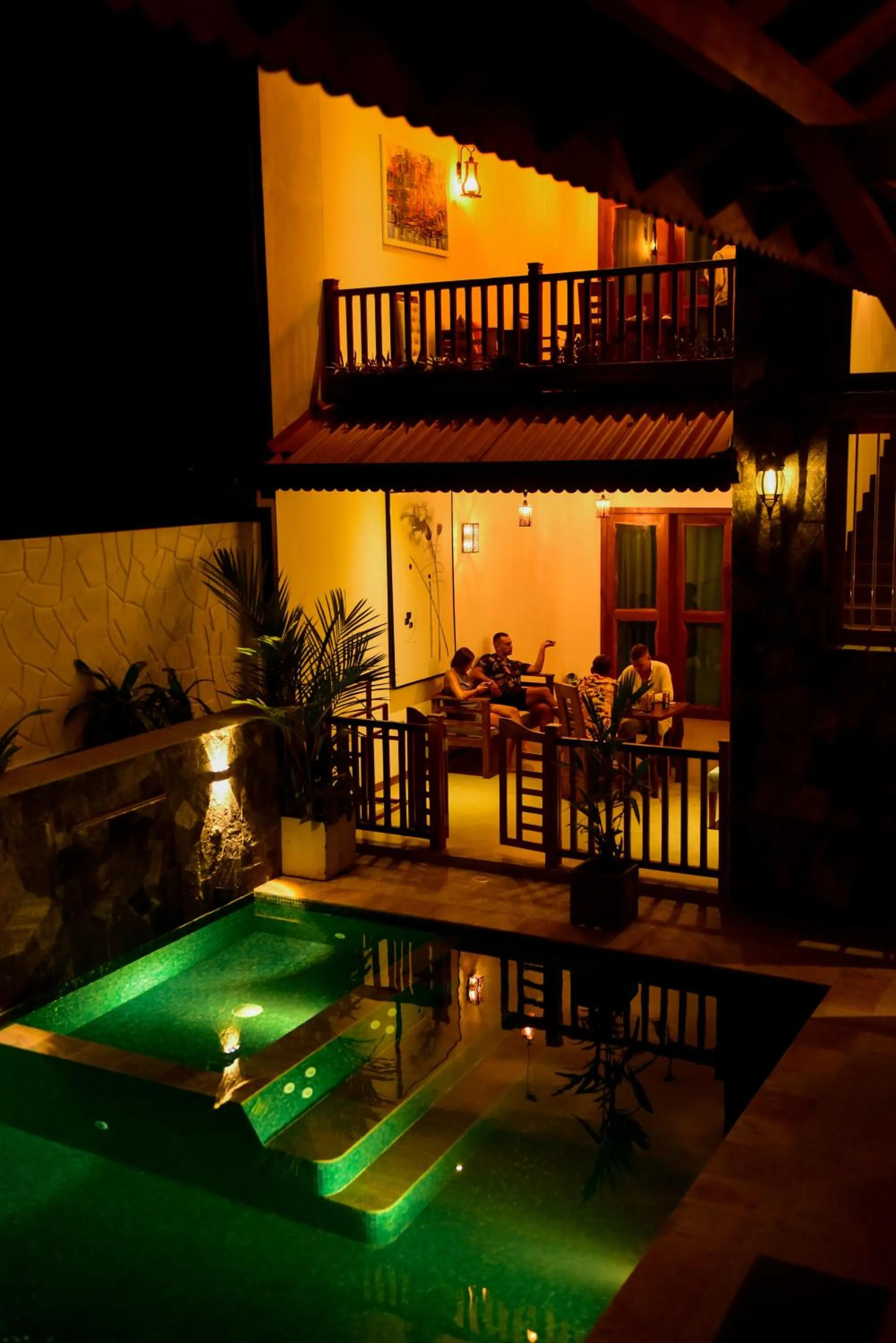 Night in Cara White House