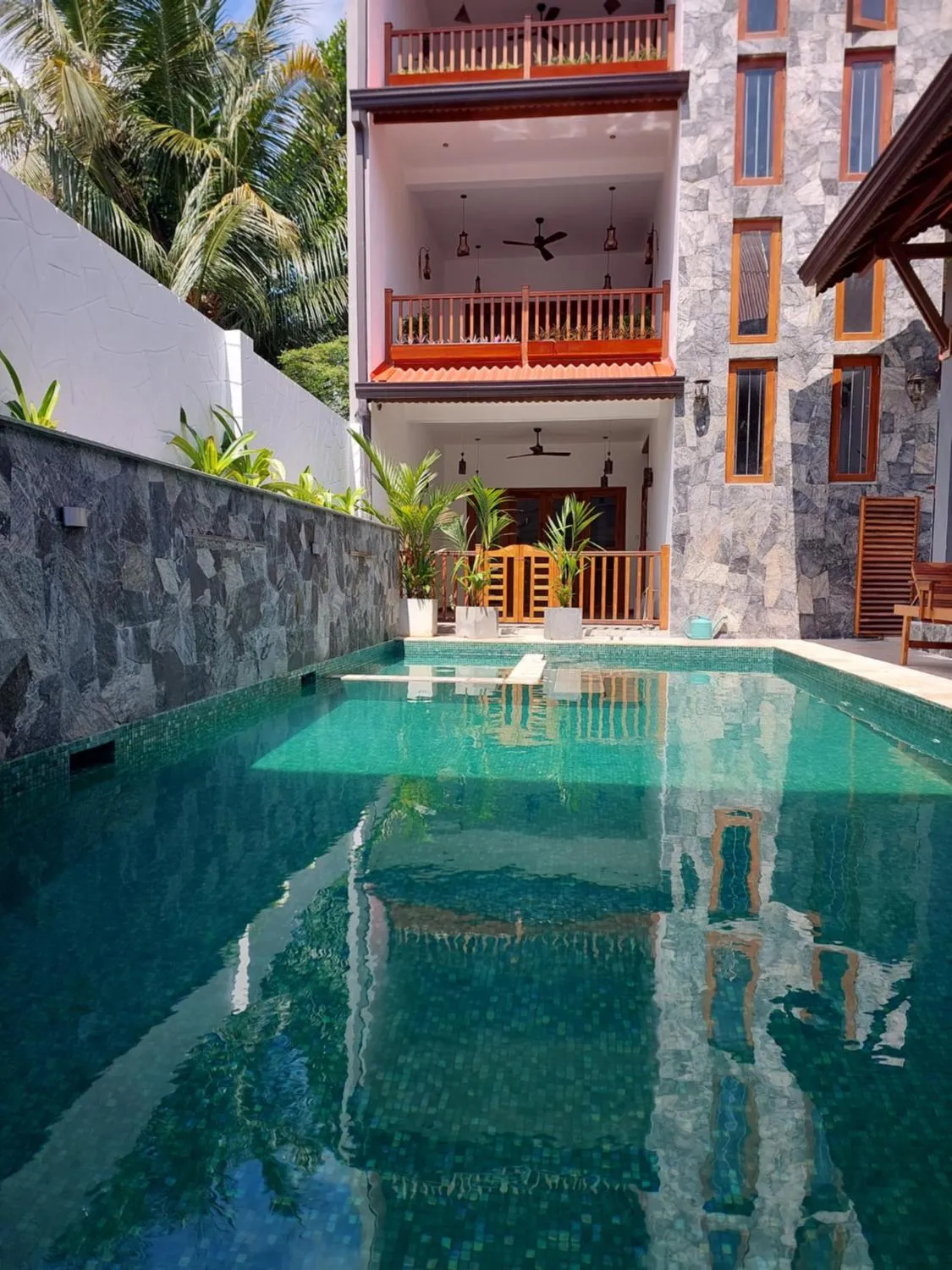 Swimming pool in Cara White House