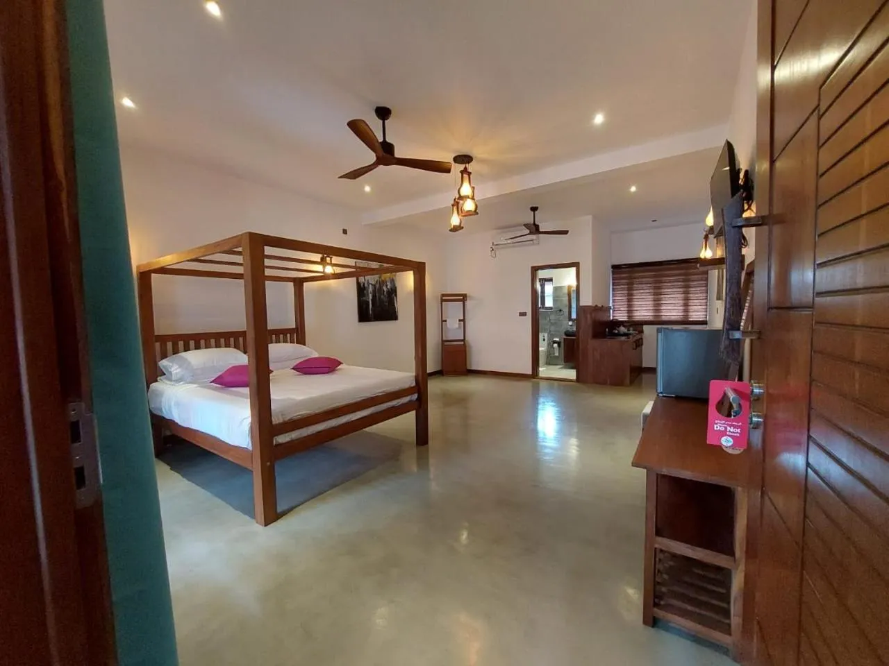 Photo of the whole room, Bed in Cara White House