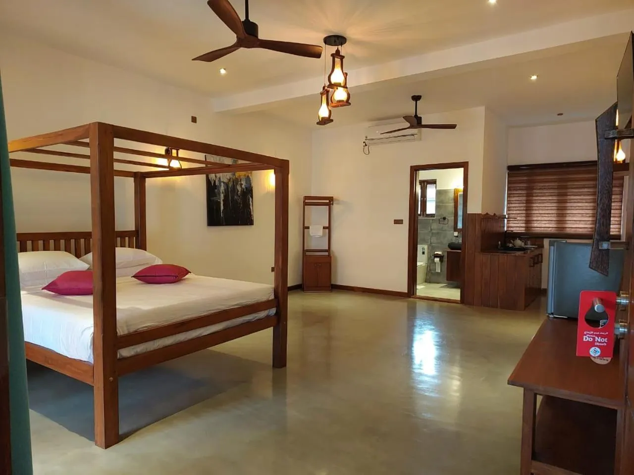 Photo of the whole room, Bed in Cara White House