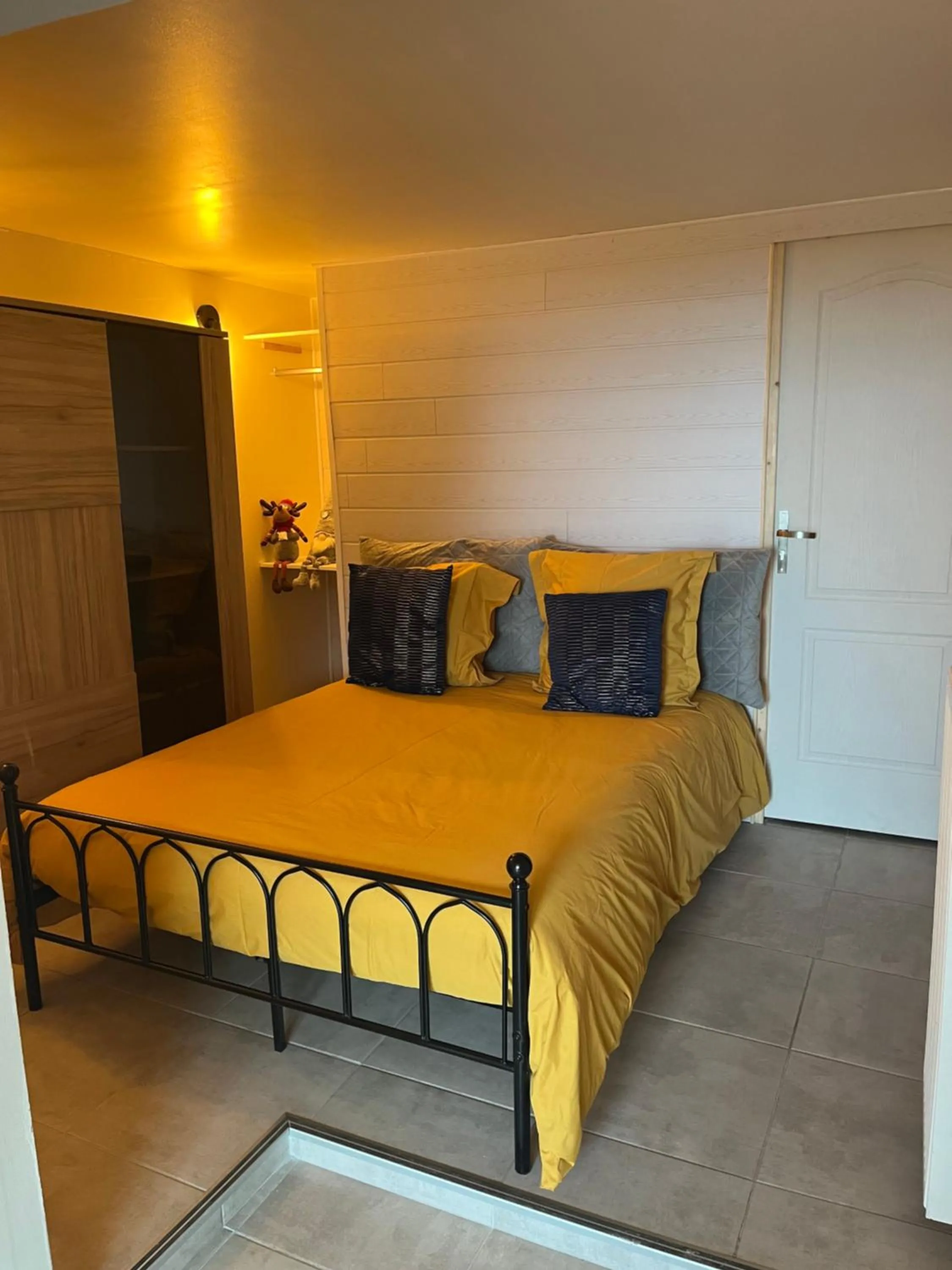 Bed in Maxilly appart