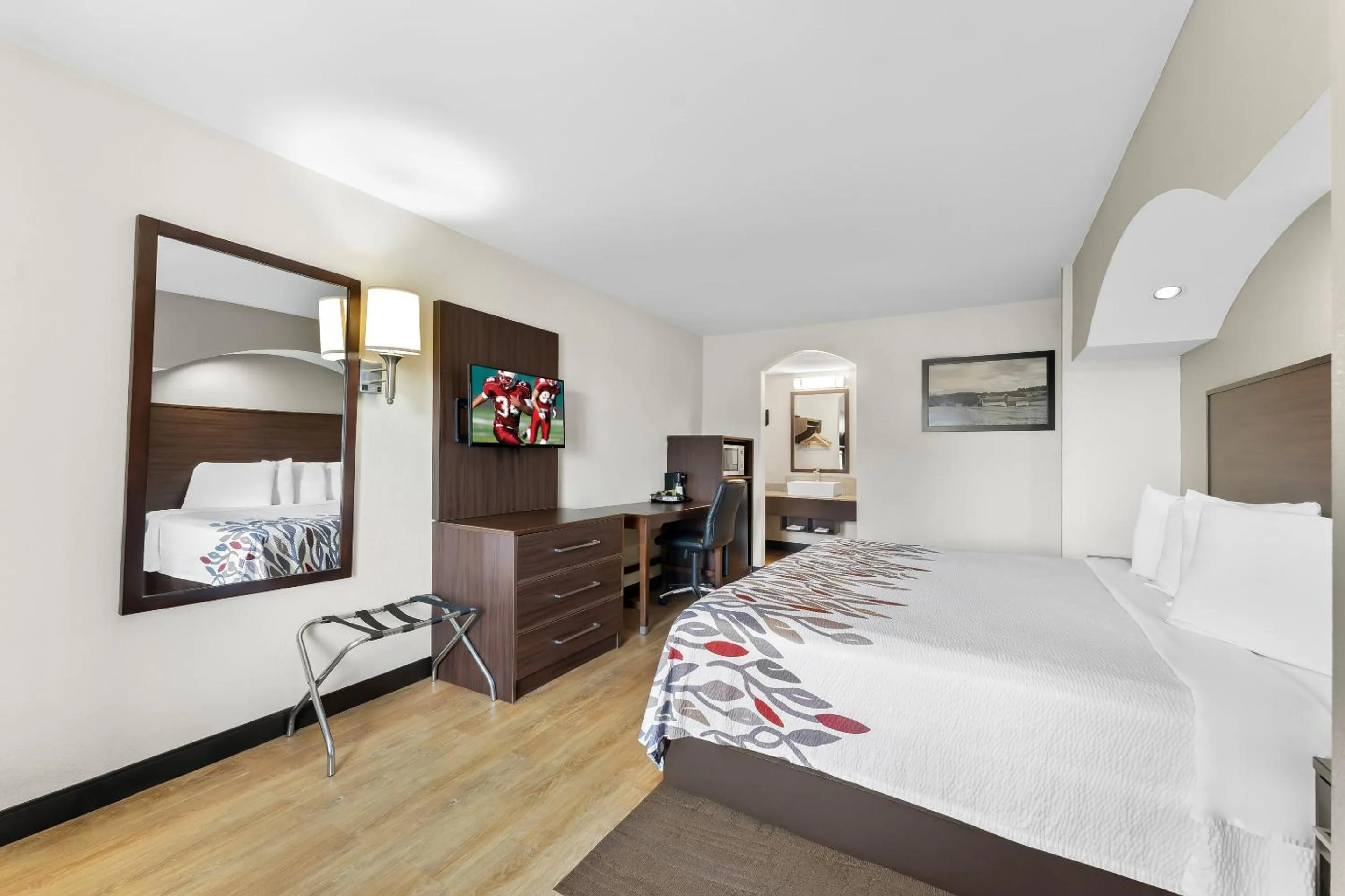 Photo of the whole room, Bed in Red Roof Inn Lancaster