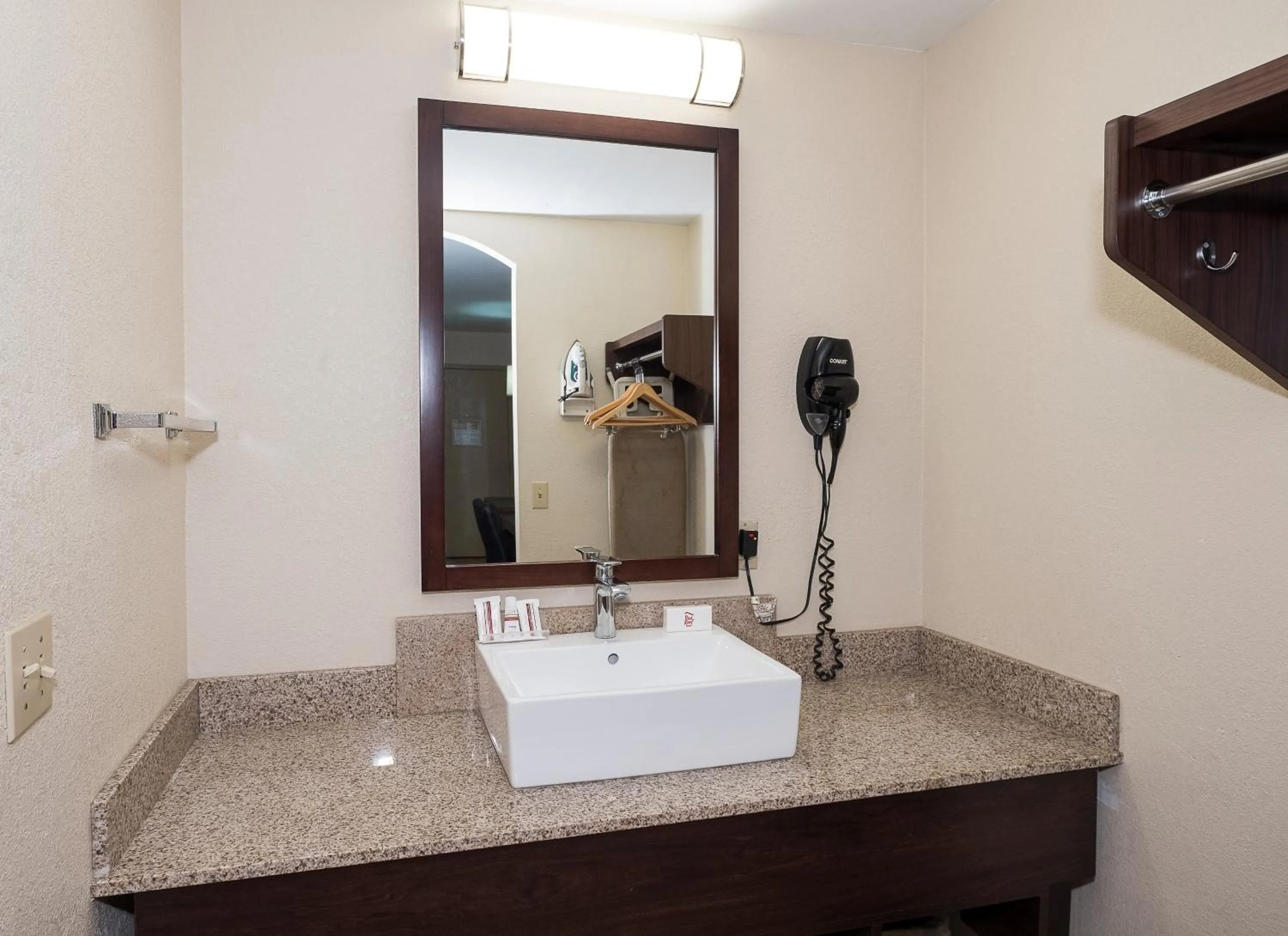 Superior King Room - Non-Smoking in Red Roof Inn Lancaster