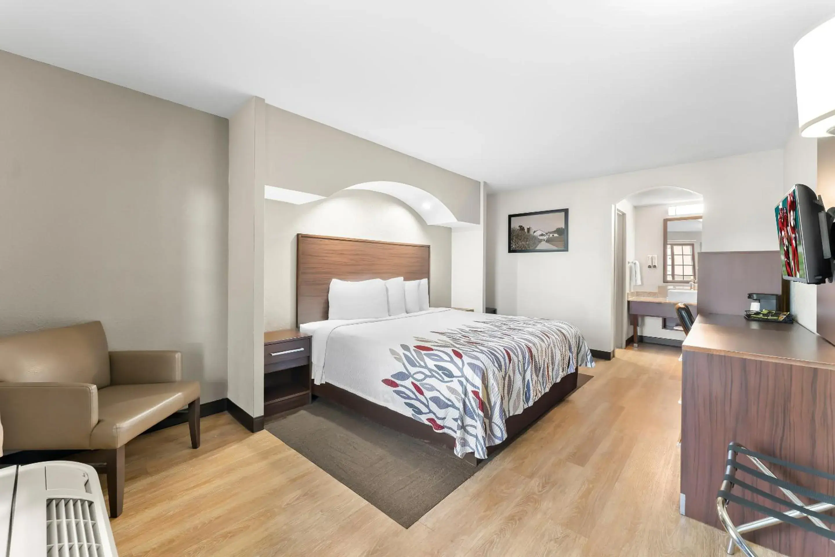 Superior King Room - Non-Smoking in Red Roof Inn Lancaster Superior King Room - Non-Smoking in Red Roof Inn Lancaster