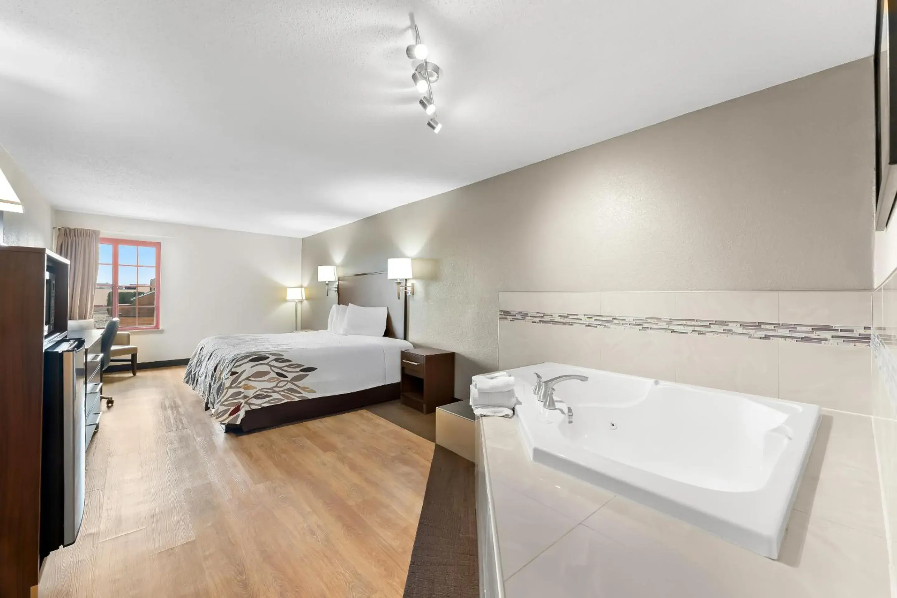 King Suite with Spa Bath - Non-Smoking in Red Roof Inn Lancaster King Suite with Spa Bath - Non-Smoking in Red Roof Inn Lancaster