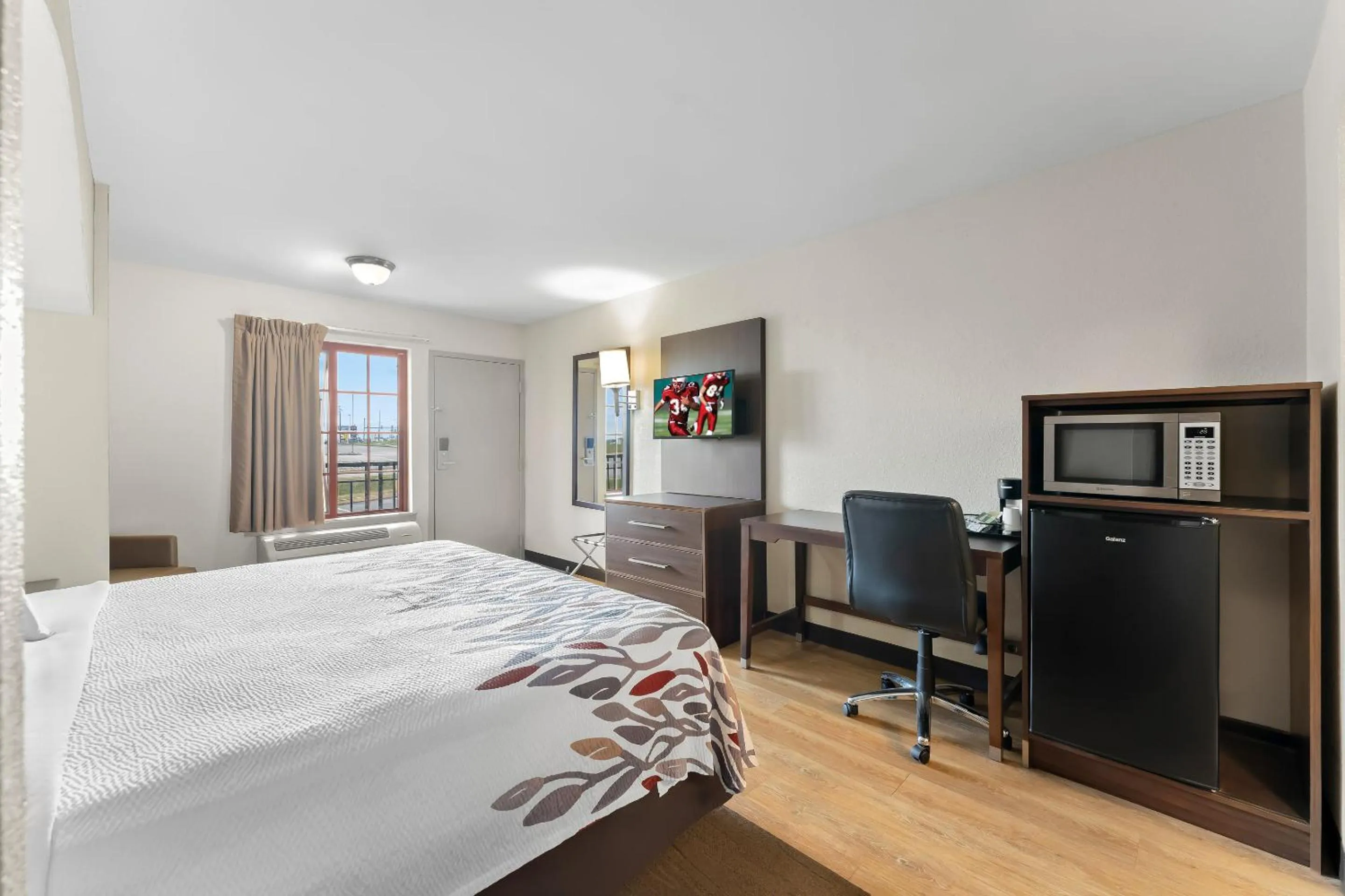 Photo of the whole room, Bed in Red Roof Inn Lancaster