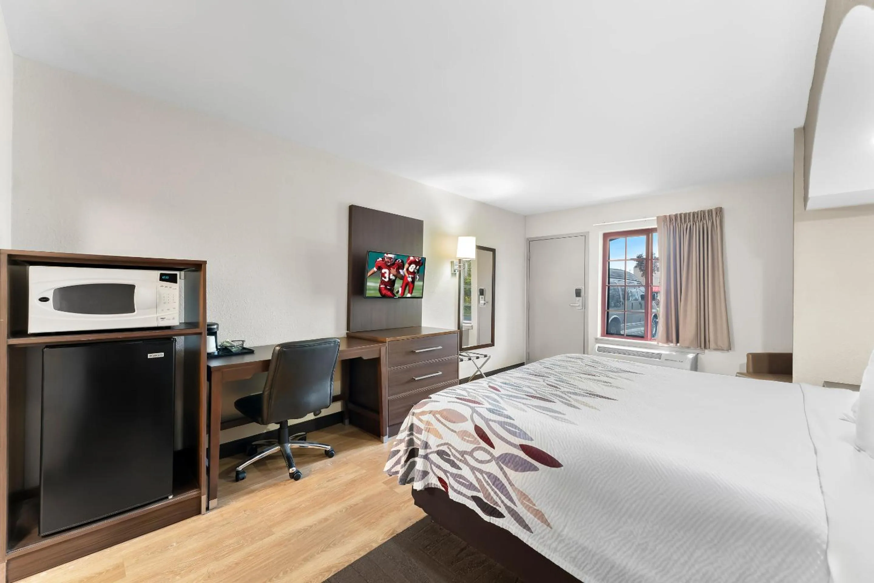 Photo of the whole room, Bed in Red Roof Inn Lancaster