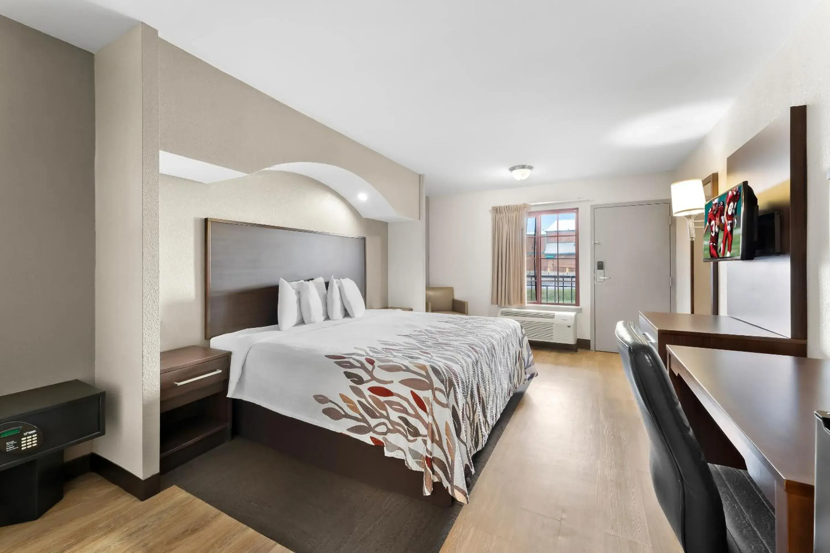 Superior King Room First Floor - Non-Smoking in Red Roof Inn Lancaster Superior King Room First Floor - Non-Smoking in Red Roof Inn Lancaster