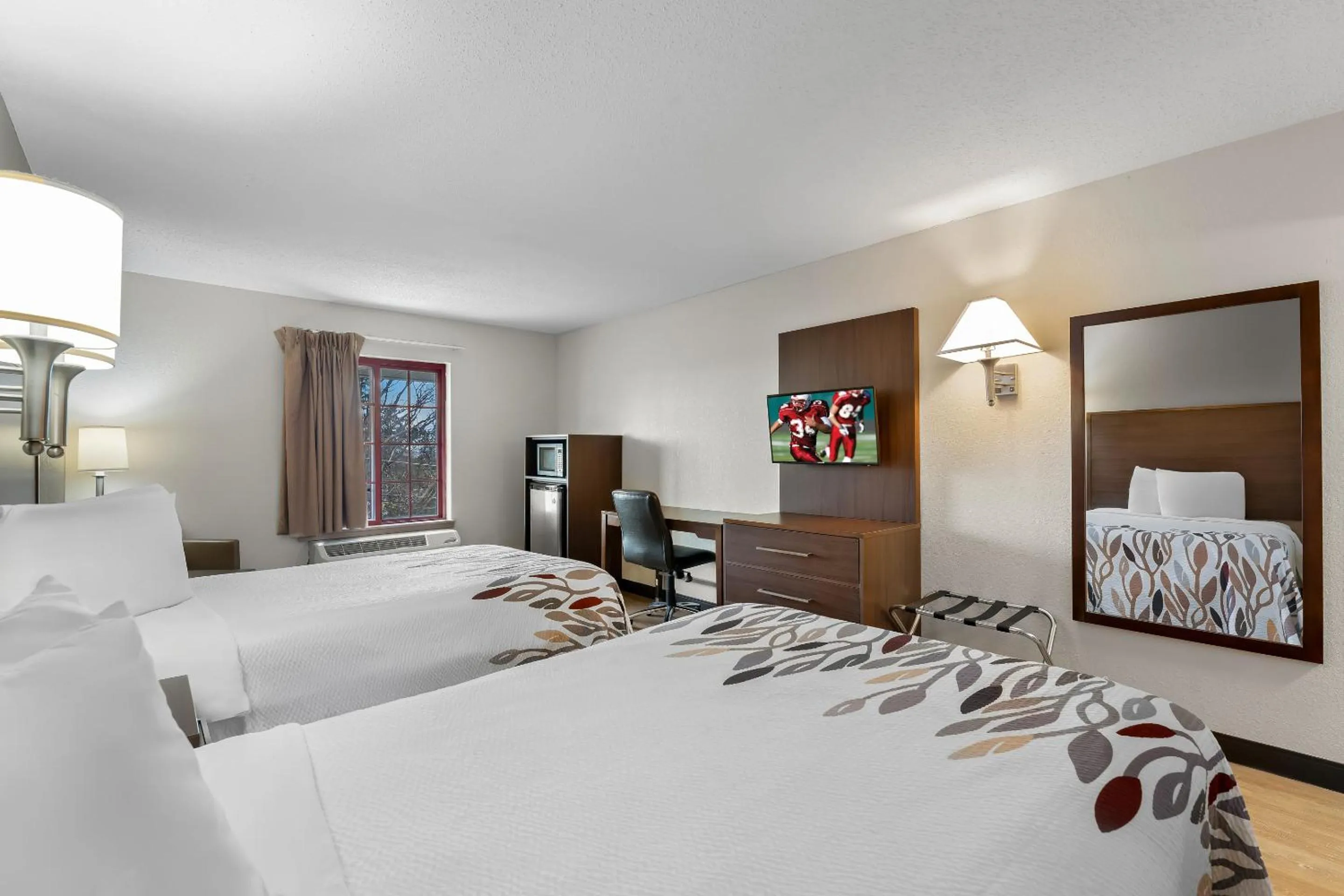 Photo of the whole room, Bed in Red Roof Inn Lancaster