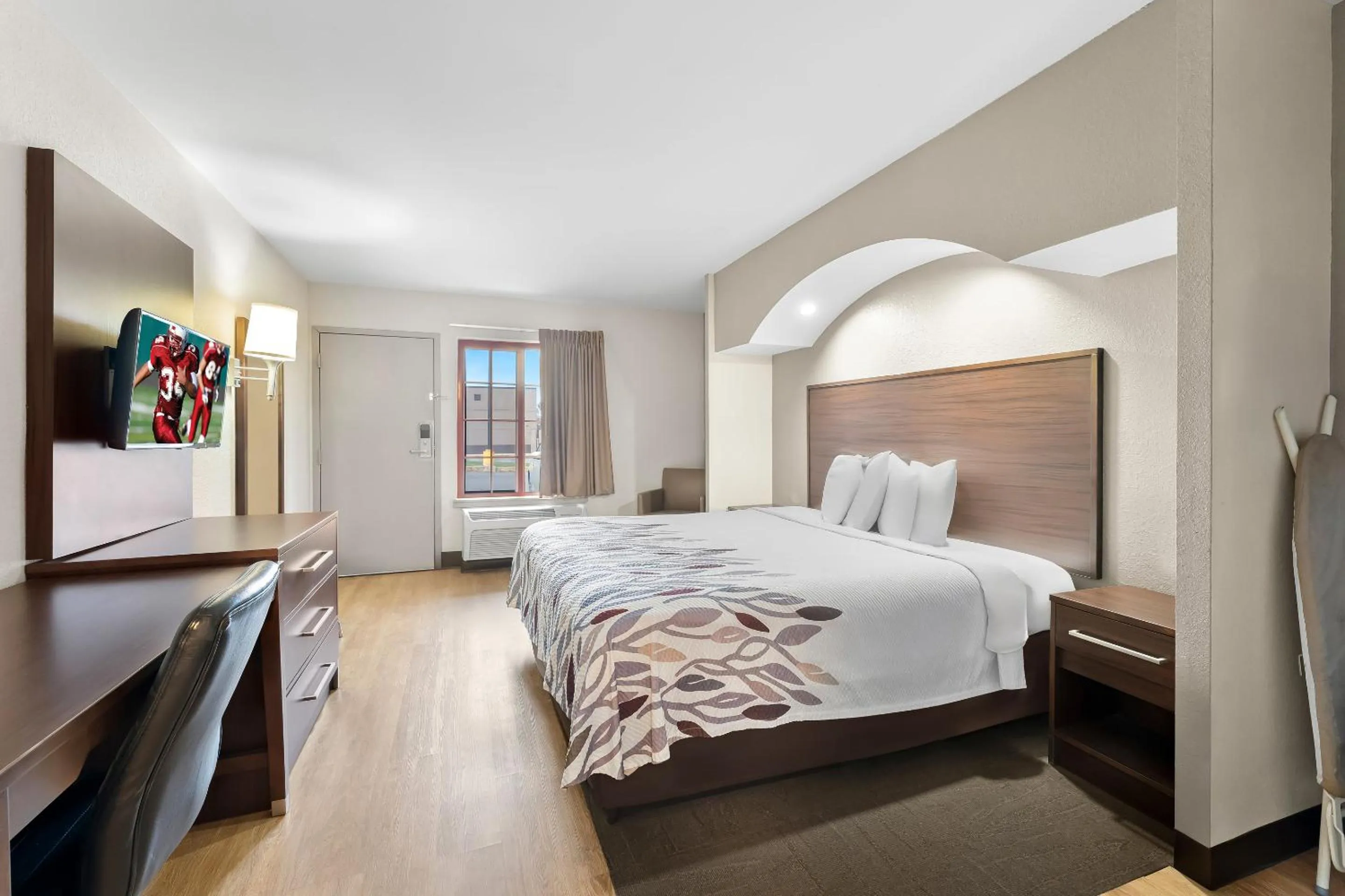 Photo of the whole room, Bed in Red Roof Inn Lancaster