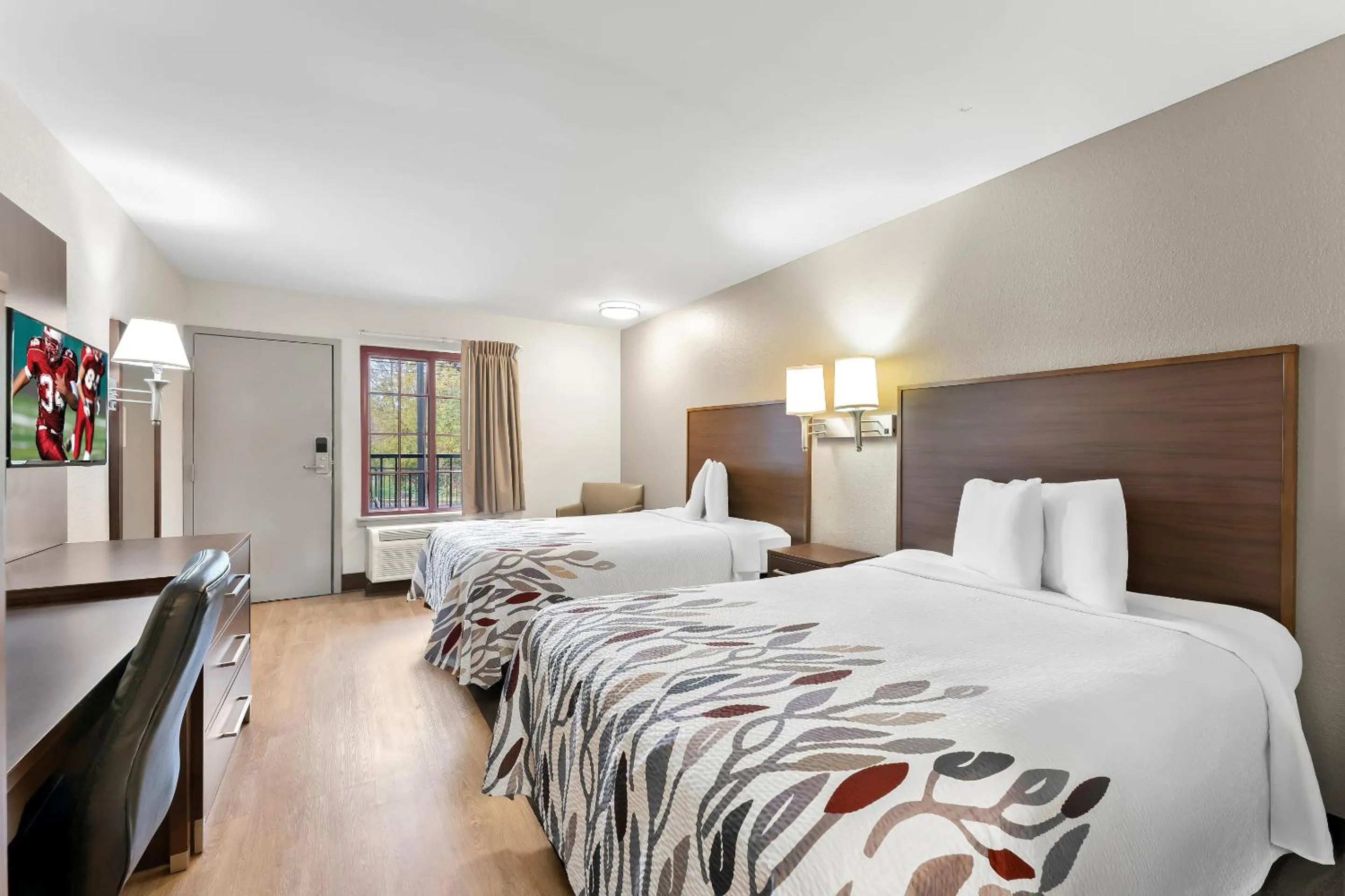 Photo of the whole room, Bed in Red Roof Inn Lancaster