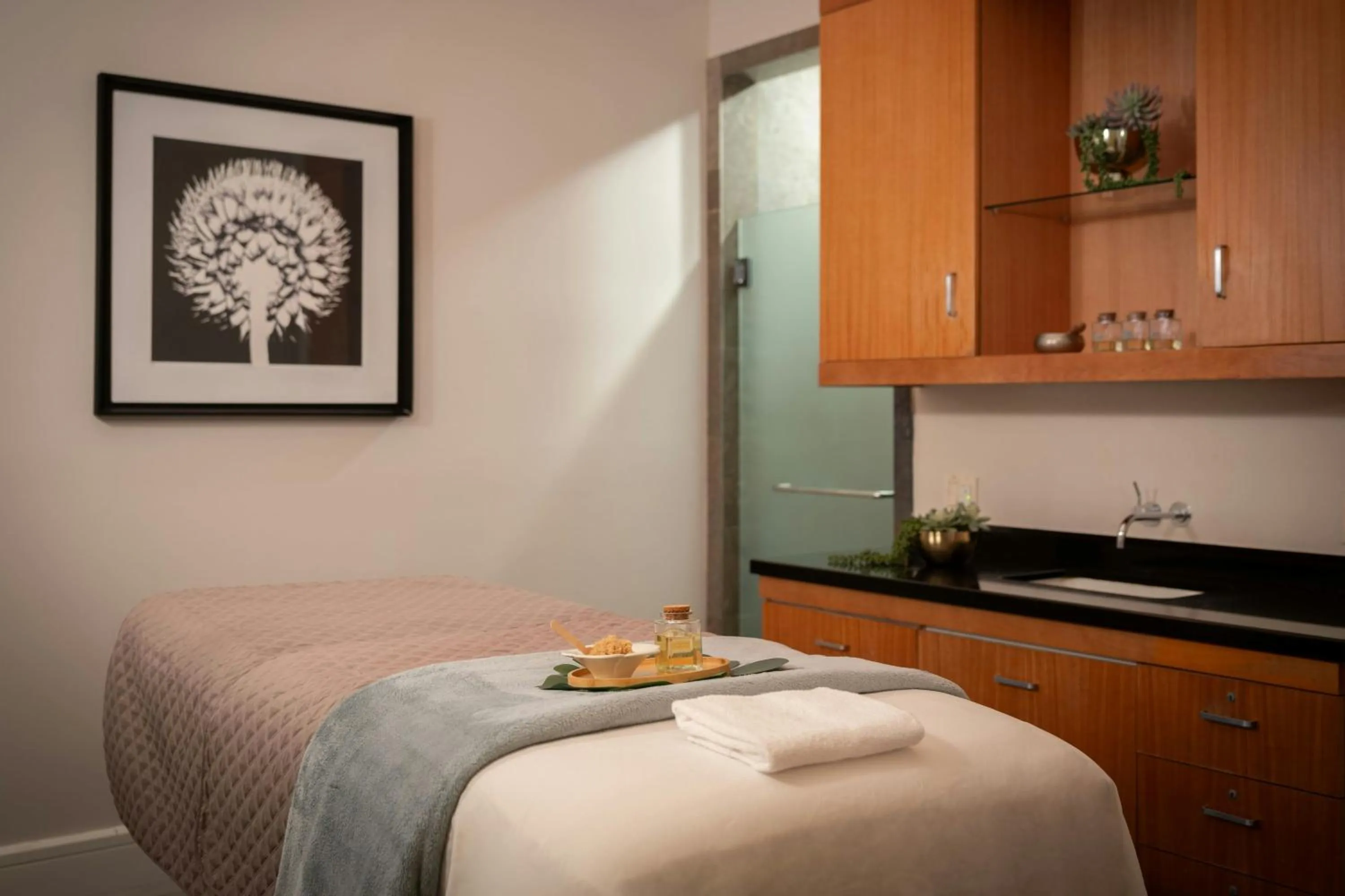 Spa and wellness centre/facilities, Bed in Palm Beach Marriott Singer Island Beach Resort & Spa