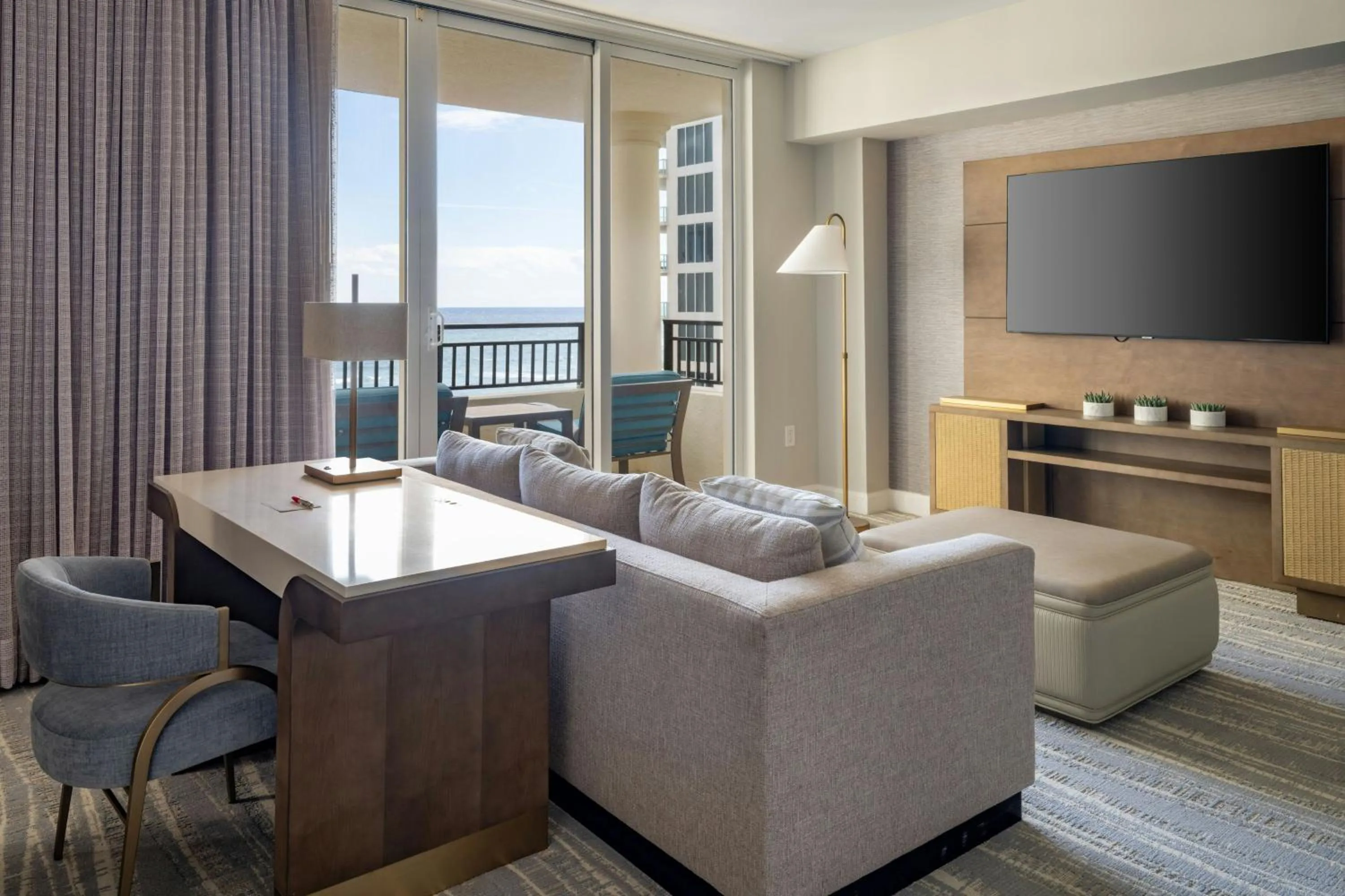 Living room in Palm Beach Marriott Singer Island Beach Resort & Spa