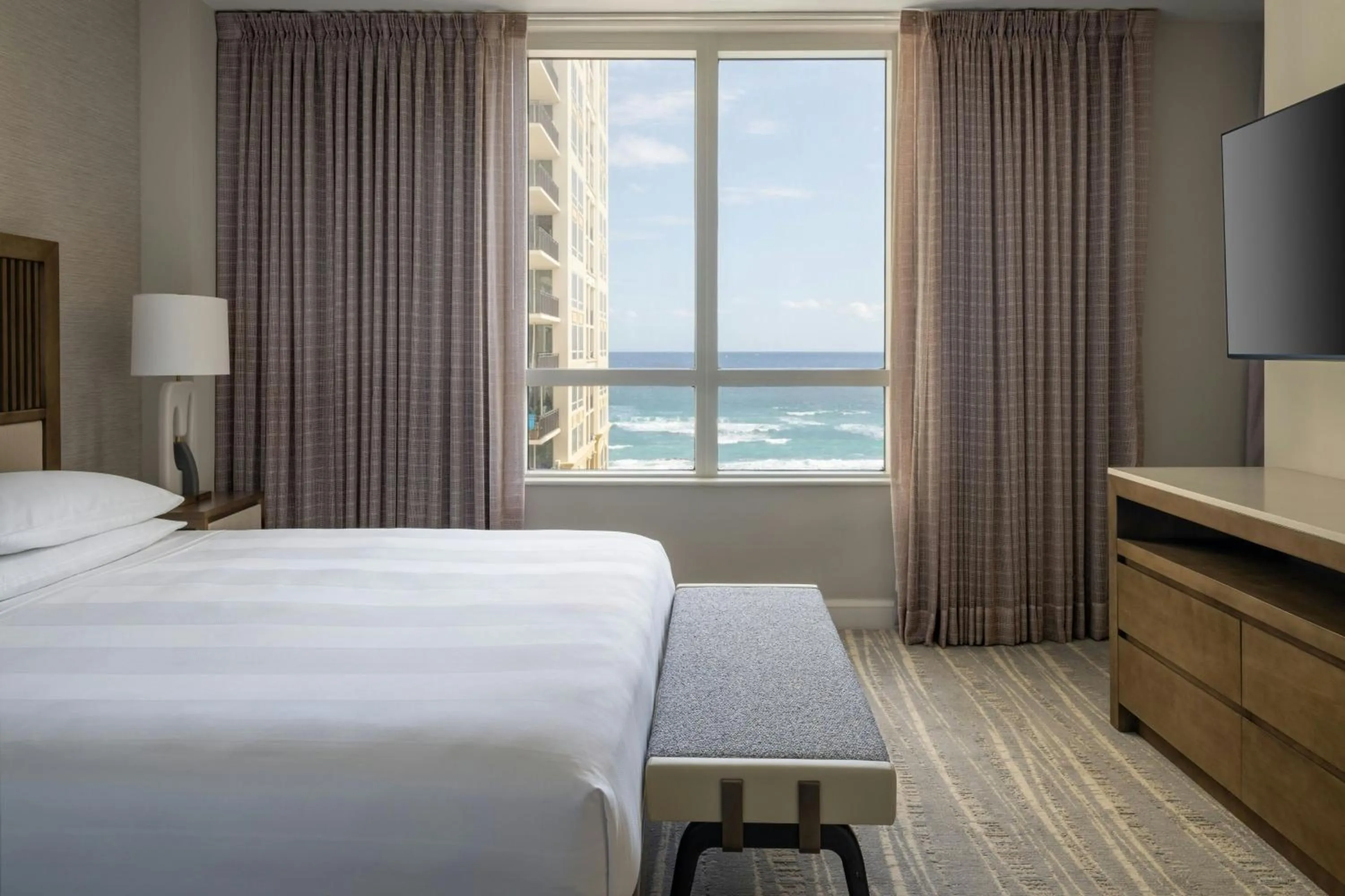 Bedroom, Bed in Palm Beach Marriott Singer Island Beach Resort & Spa