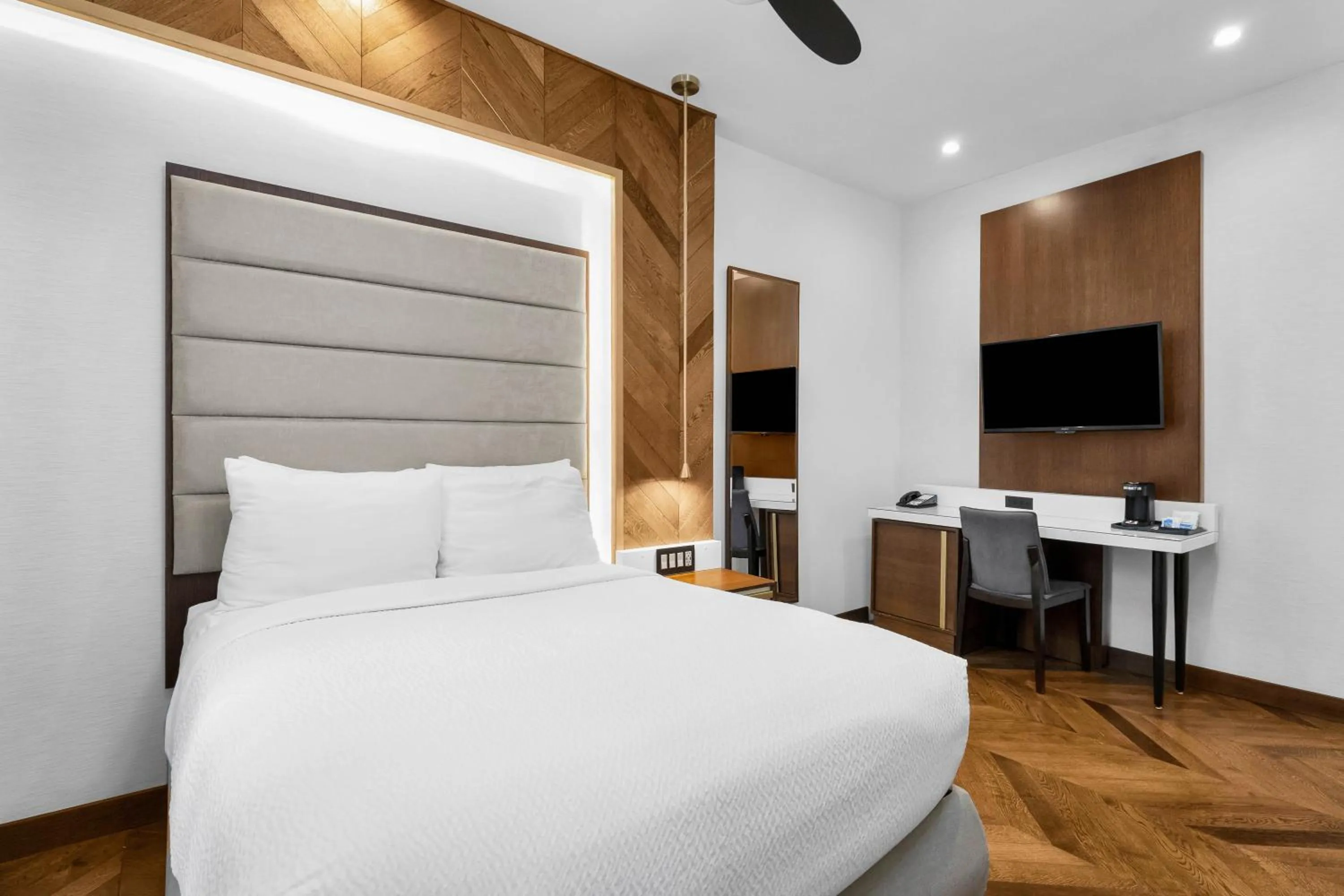 Photo of the whole room, Bed in Hotel 32One