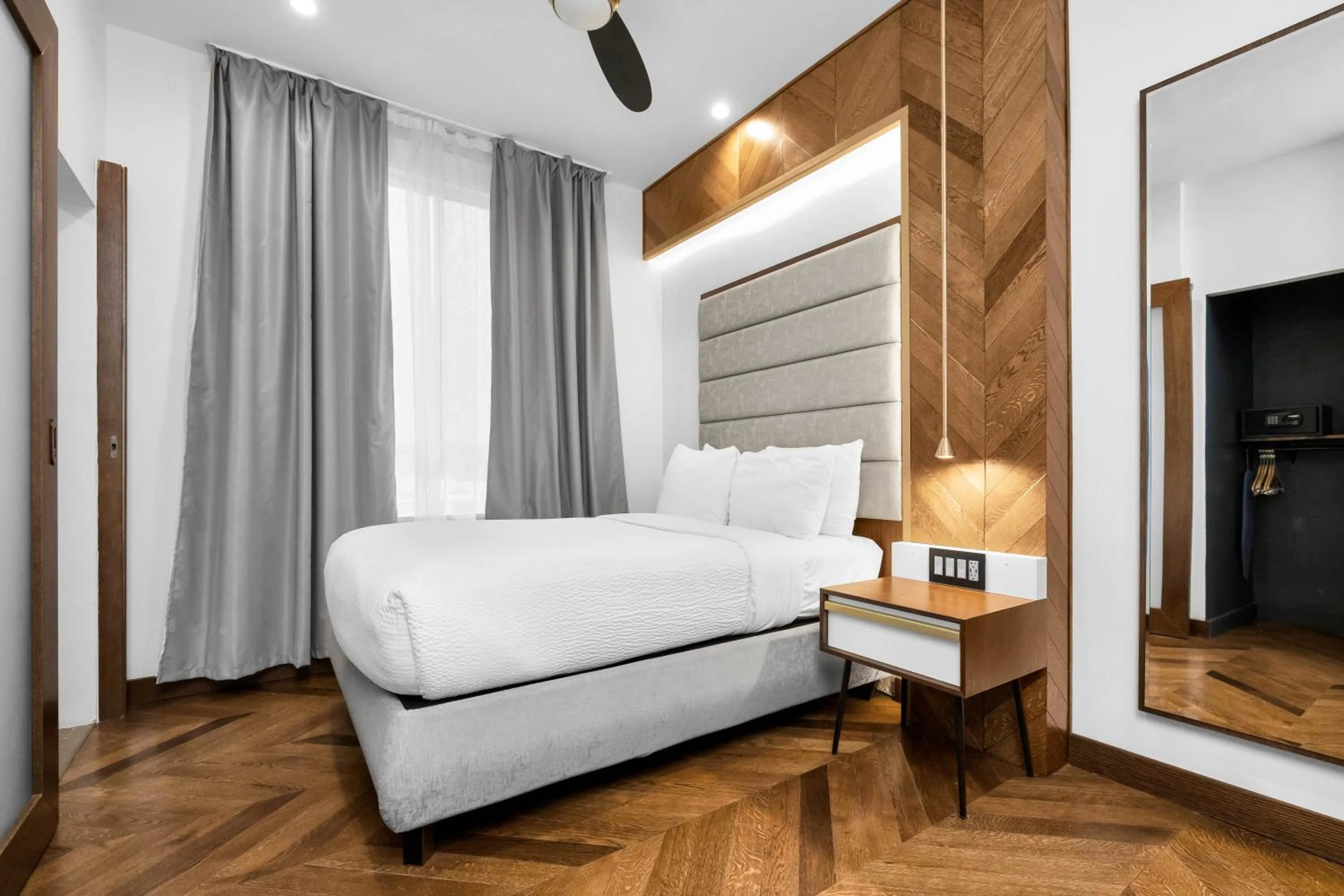 Photo of the whole room, Bed in Hotel 32One