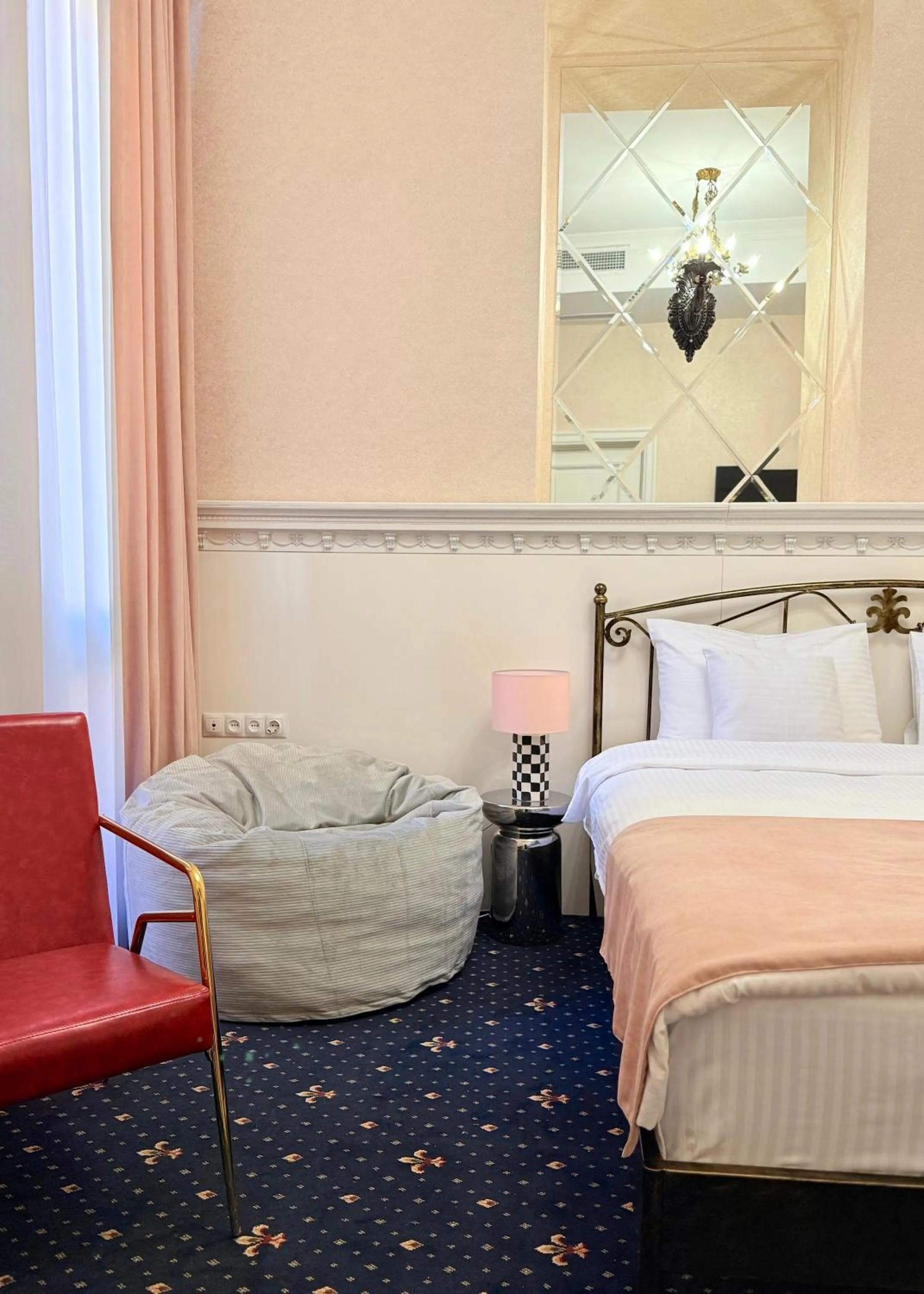 Living room, Bed in Arts Hotel by Square