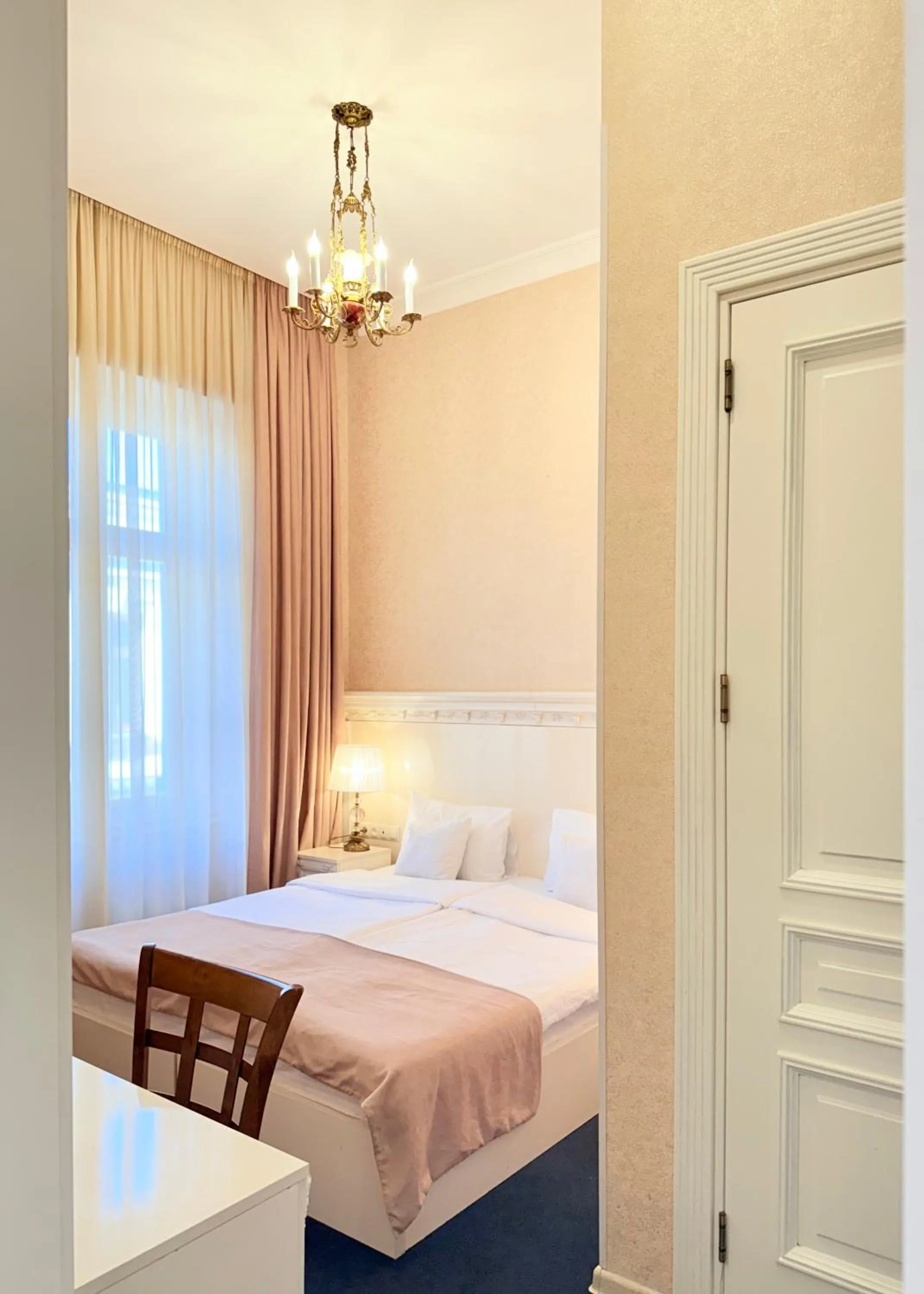 Photo of the whole room, Bed in Arts Hotel by Square