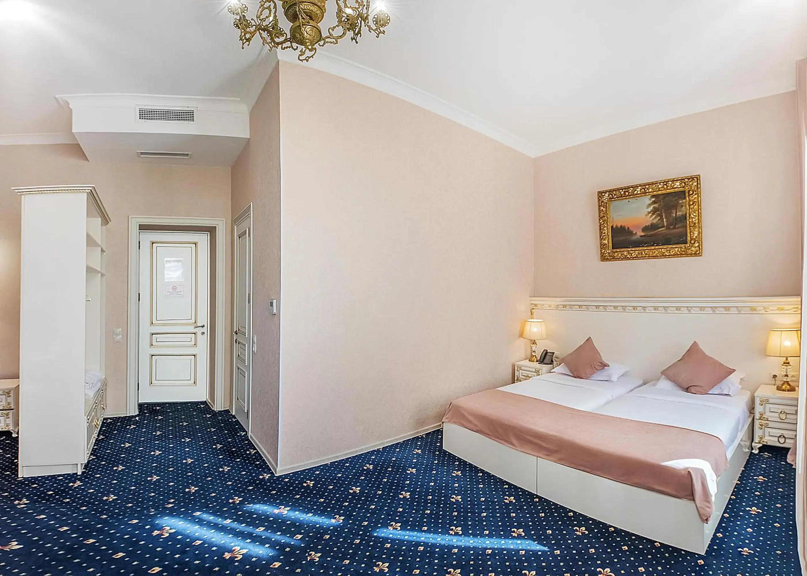 Deluxe Family Room - single occupancy in Vintage Hotel Deluxe Family Room - single occupancy in Vintage Hotel