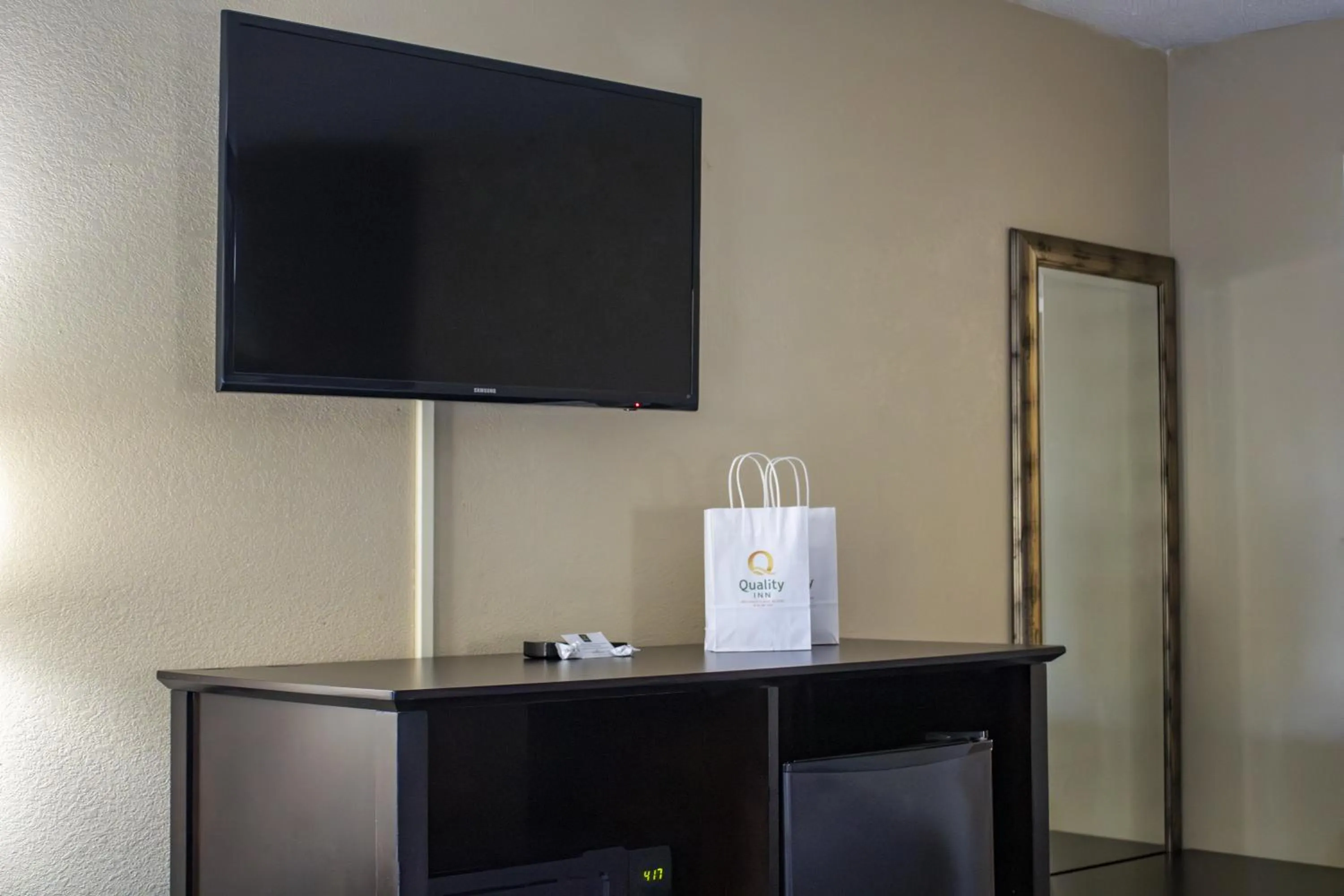 TV and multimedia in Quality Inn Kenly I-95
