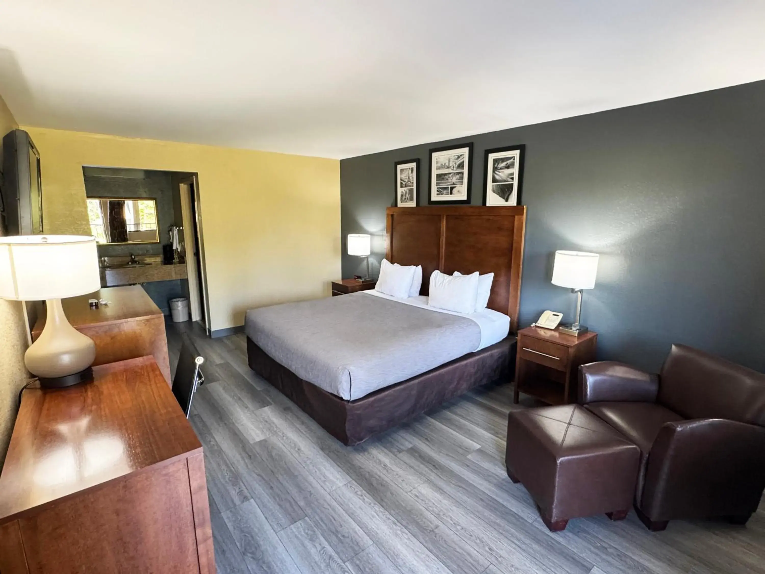 Standard King Room - First Floor/Non-Smoking in Quality Inn Kenly I-95 Standard King Room - First Floor/Non-Smoking in Quality Inn Kenly I-95