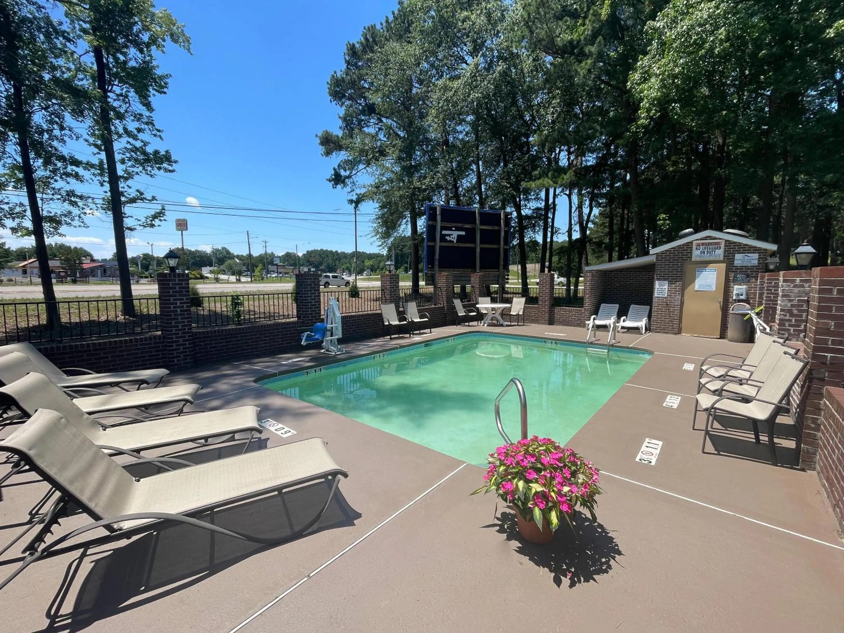 Swimming pool in Quality Inn Kenly I-95