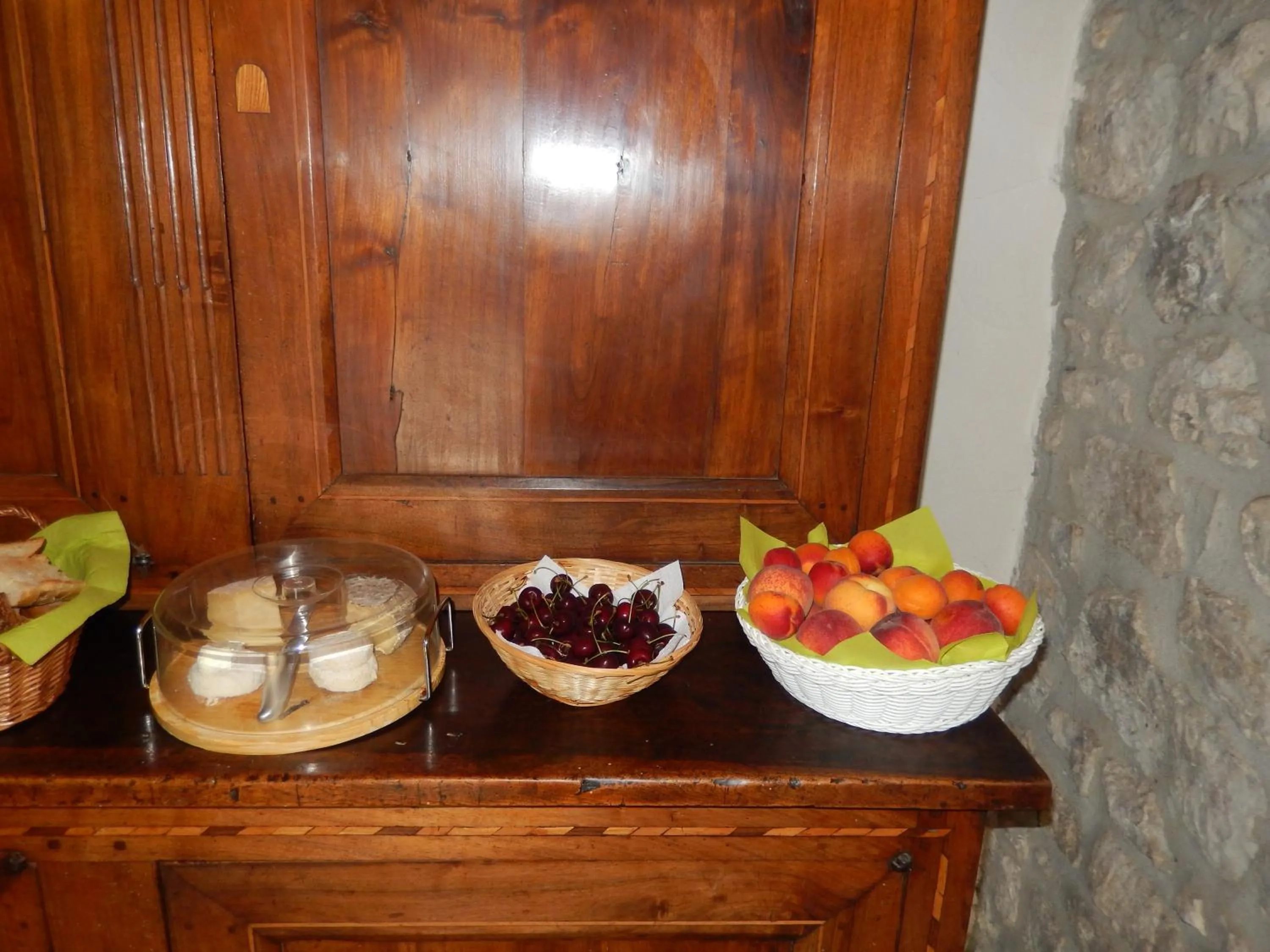Continental breakfast in Chambres d'hôtes les Clapas