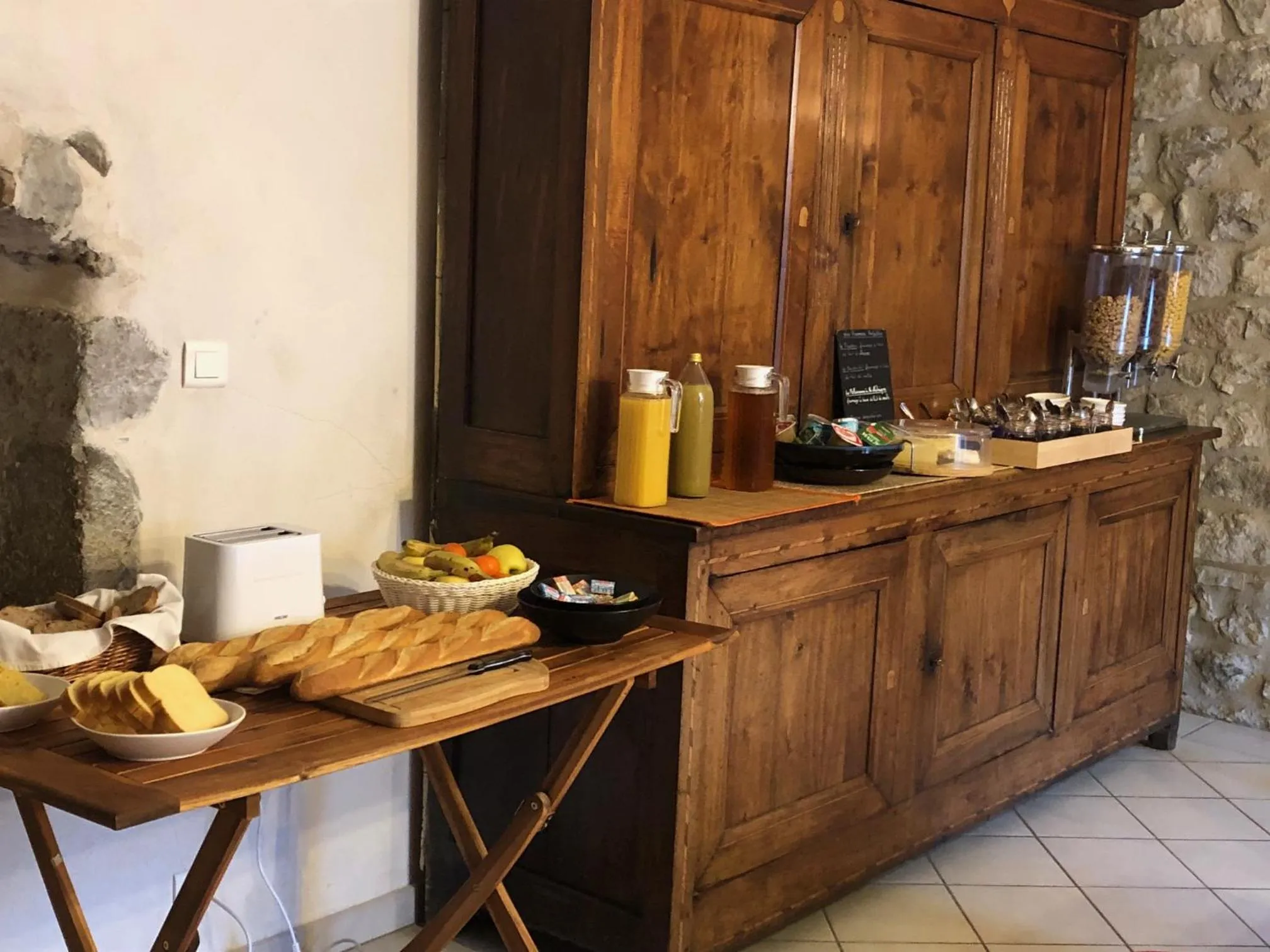 Buffet breakfast in Chambres d'hôtes les Clapas