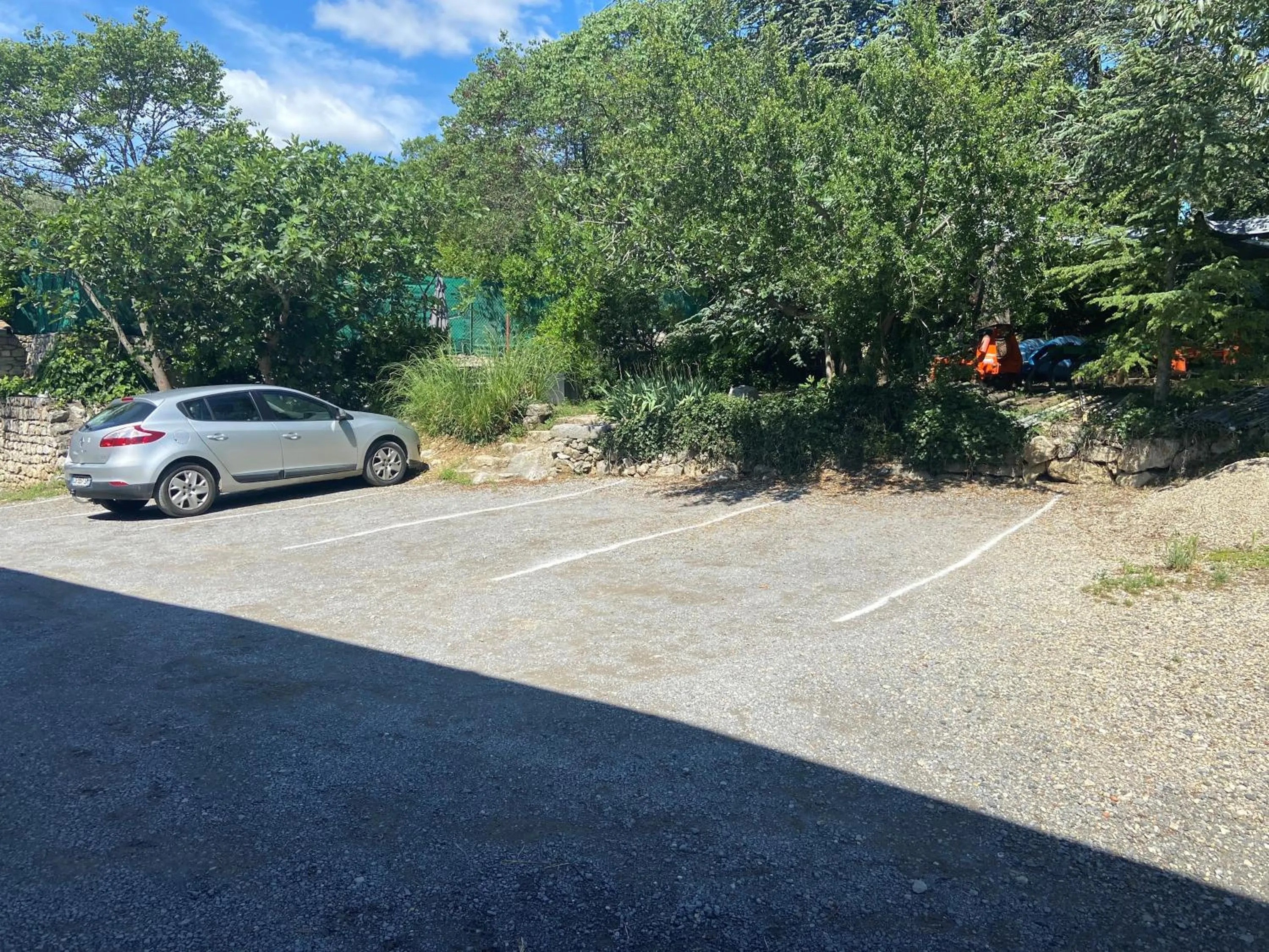 Parking in Chambres d'hôtes les Clapas