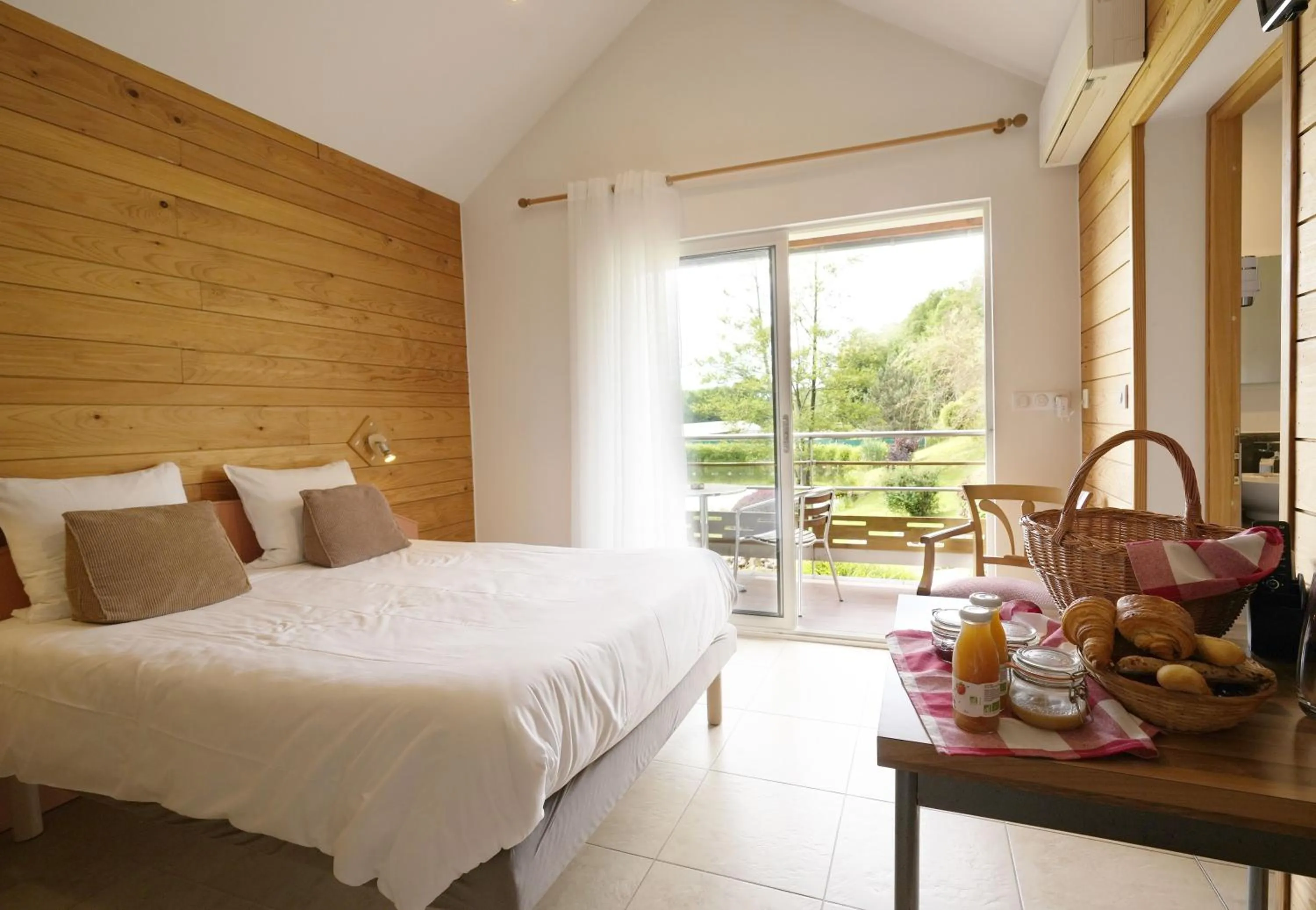 Bedroom, Bed in San-Val' Eau